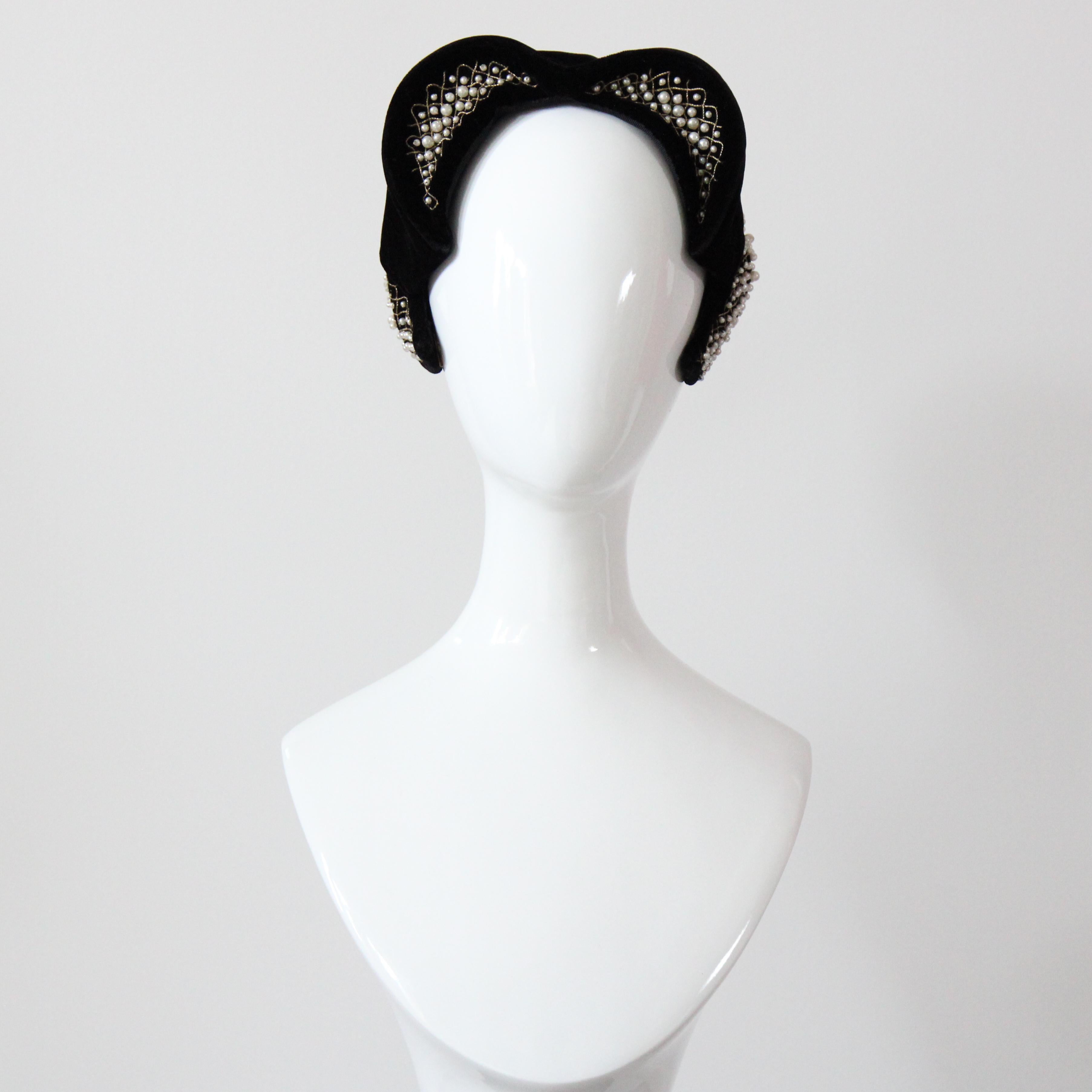 Ce chapeau vraiment spectaculaire des années 1940, en velours noir moulé, est une pièce rare que l'on ne retrouvera plus jamais. Sa couronne arrondie est accentuée par une pointe de veuve formée à l'avant du chapeau. Ces monticules arrondis sont