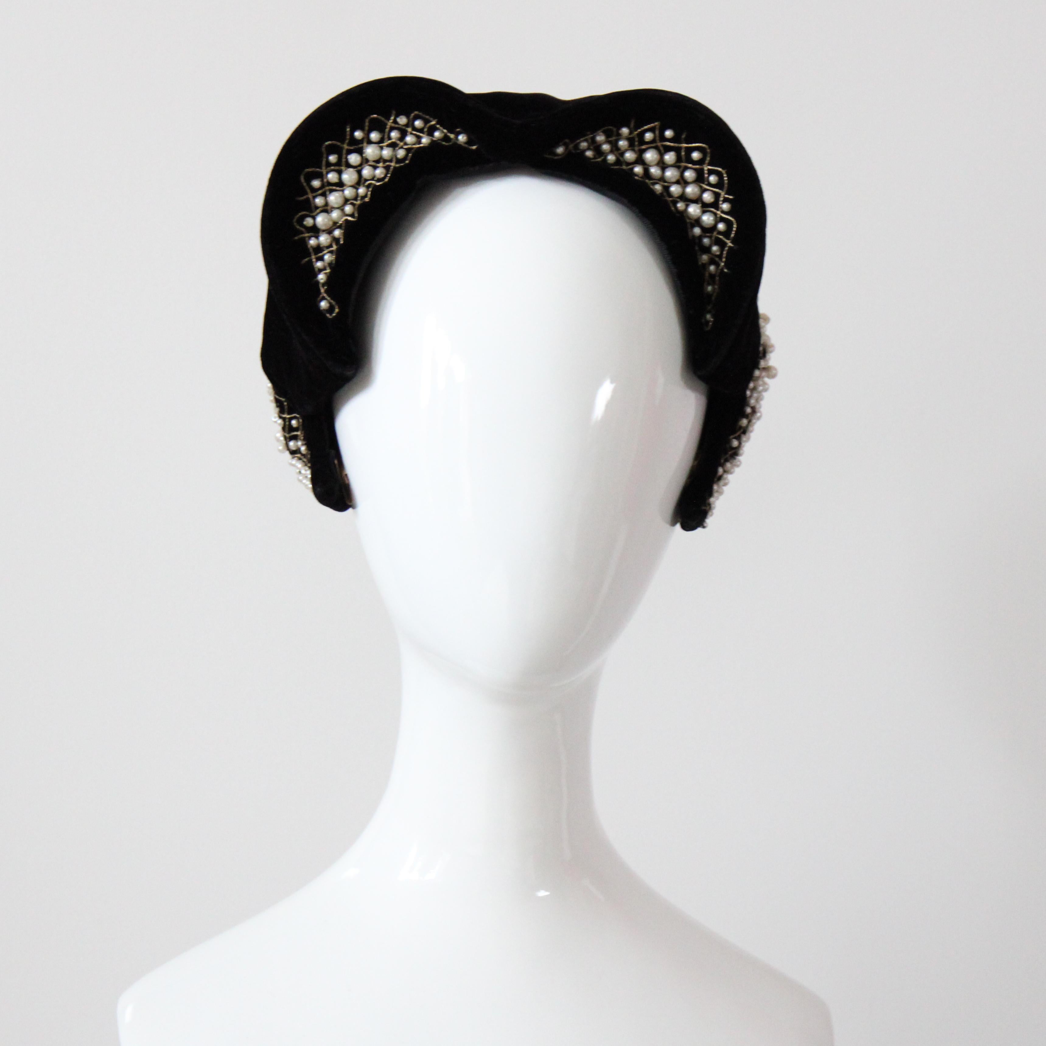 Vintage 1940s Velours Noir Chapeau Widows Peak Pearl Embellished Bon état - En vente à Cheltenham, GB