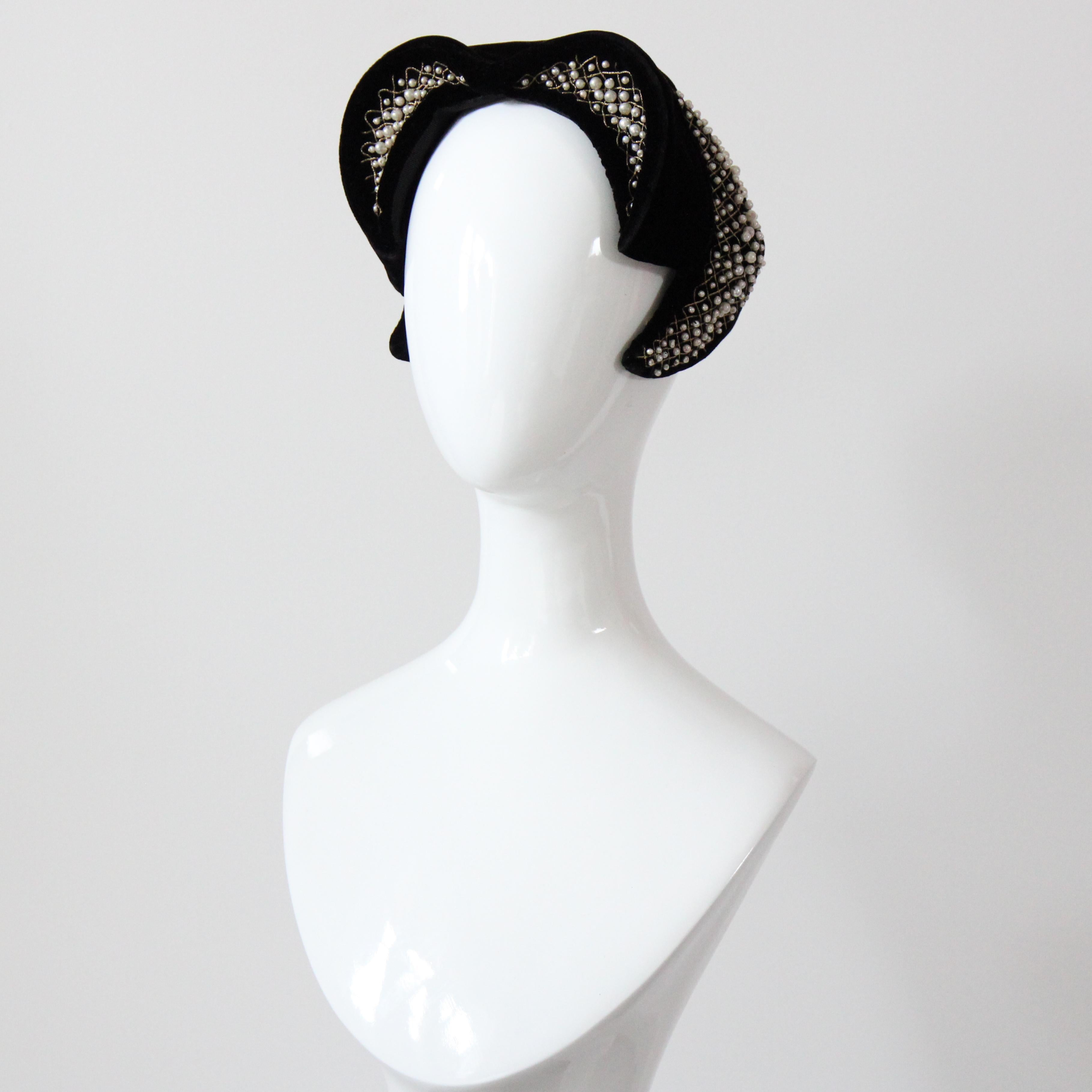 Vintage 1940s Velours Noir Chapeau Widows Peak Pearl Embellished Unisexe en vente