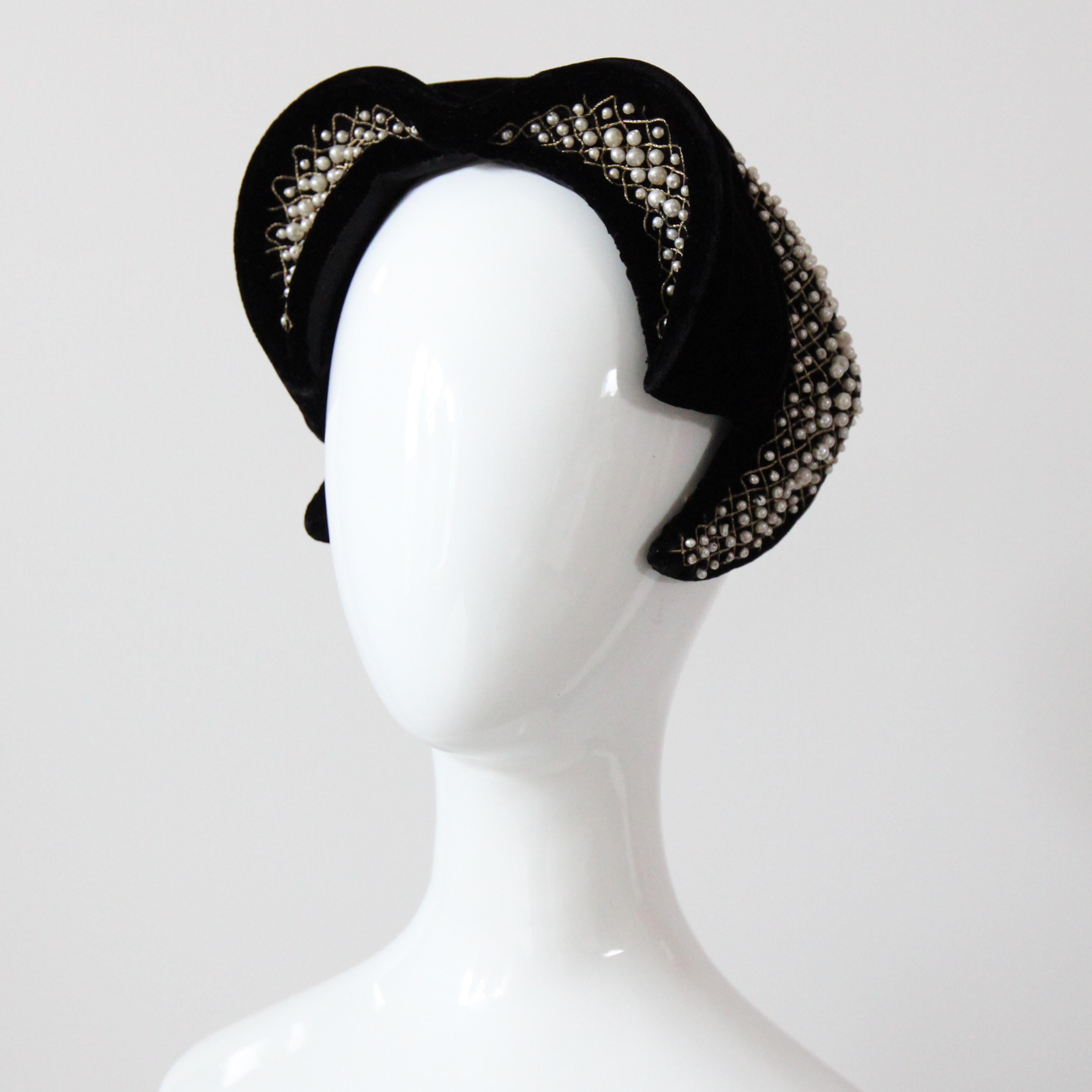 Vintage 1940s Velours Noir Chapeau Widows Peak Pearl Embellished en vente 1