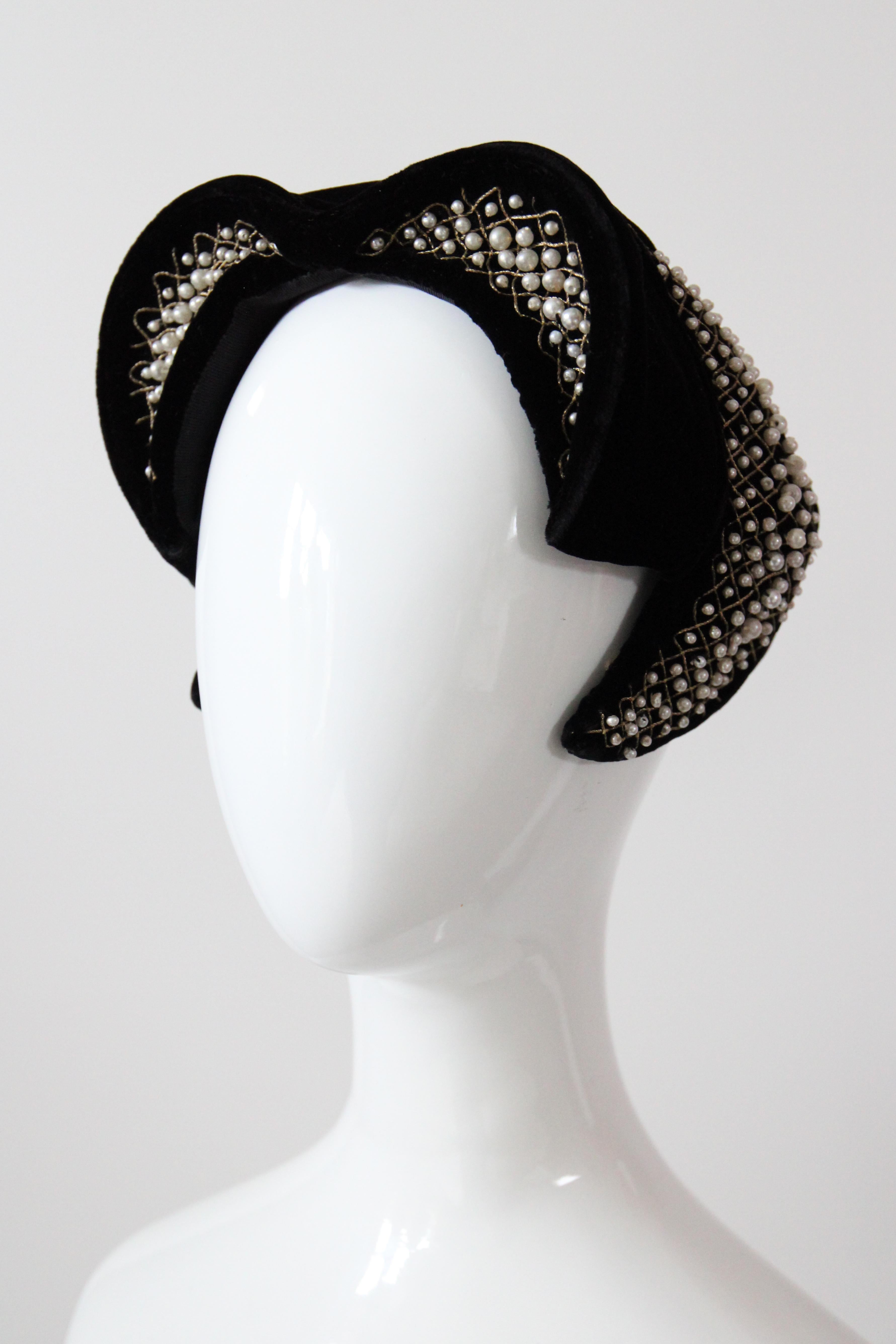 Vintage 1940s Velours Noir Chapeau Widows Peak Pearl Embellished en vente 2