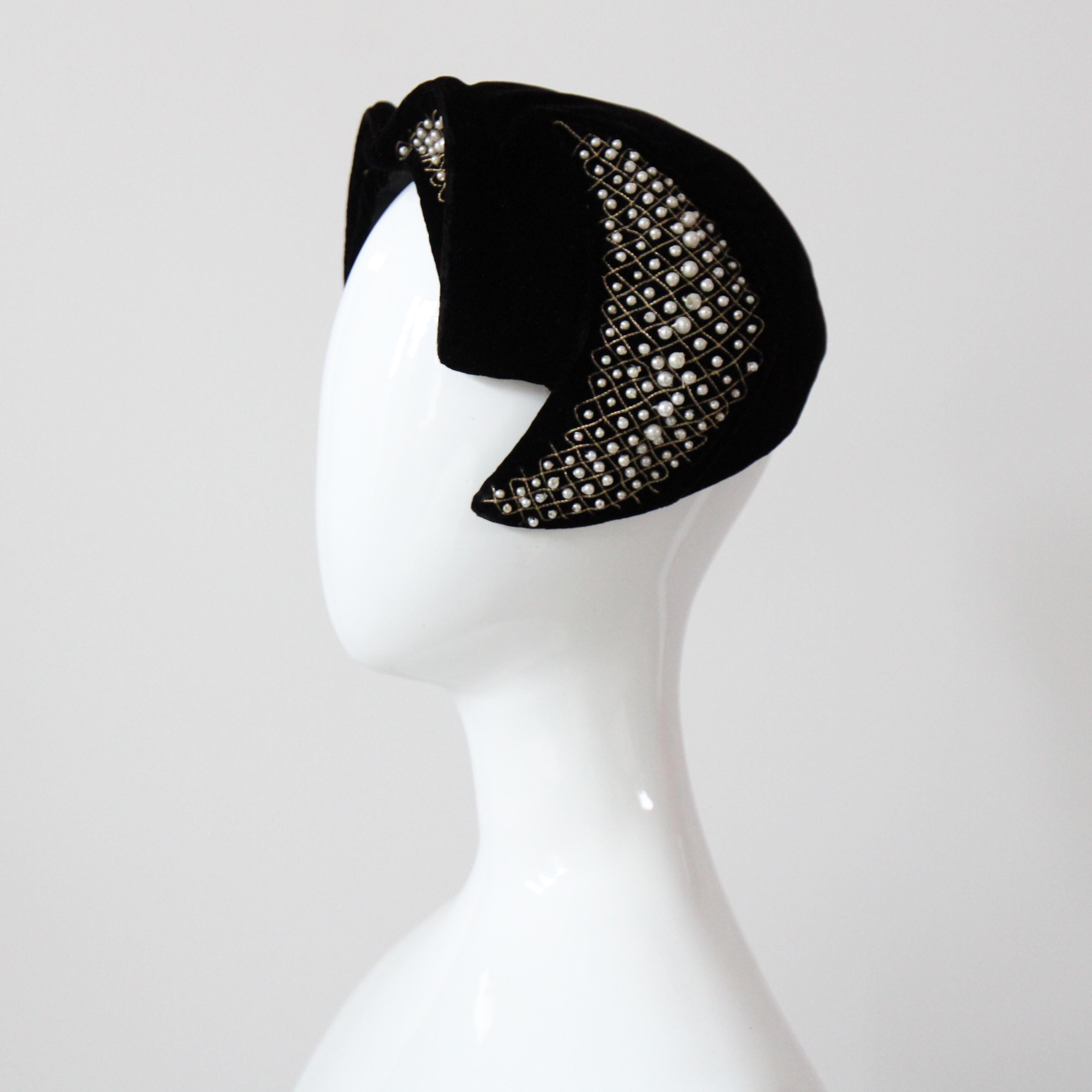Vintage 1940s Velours Noir Chapeau Widows Peak Pearl Embellished en vente 3