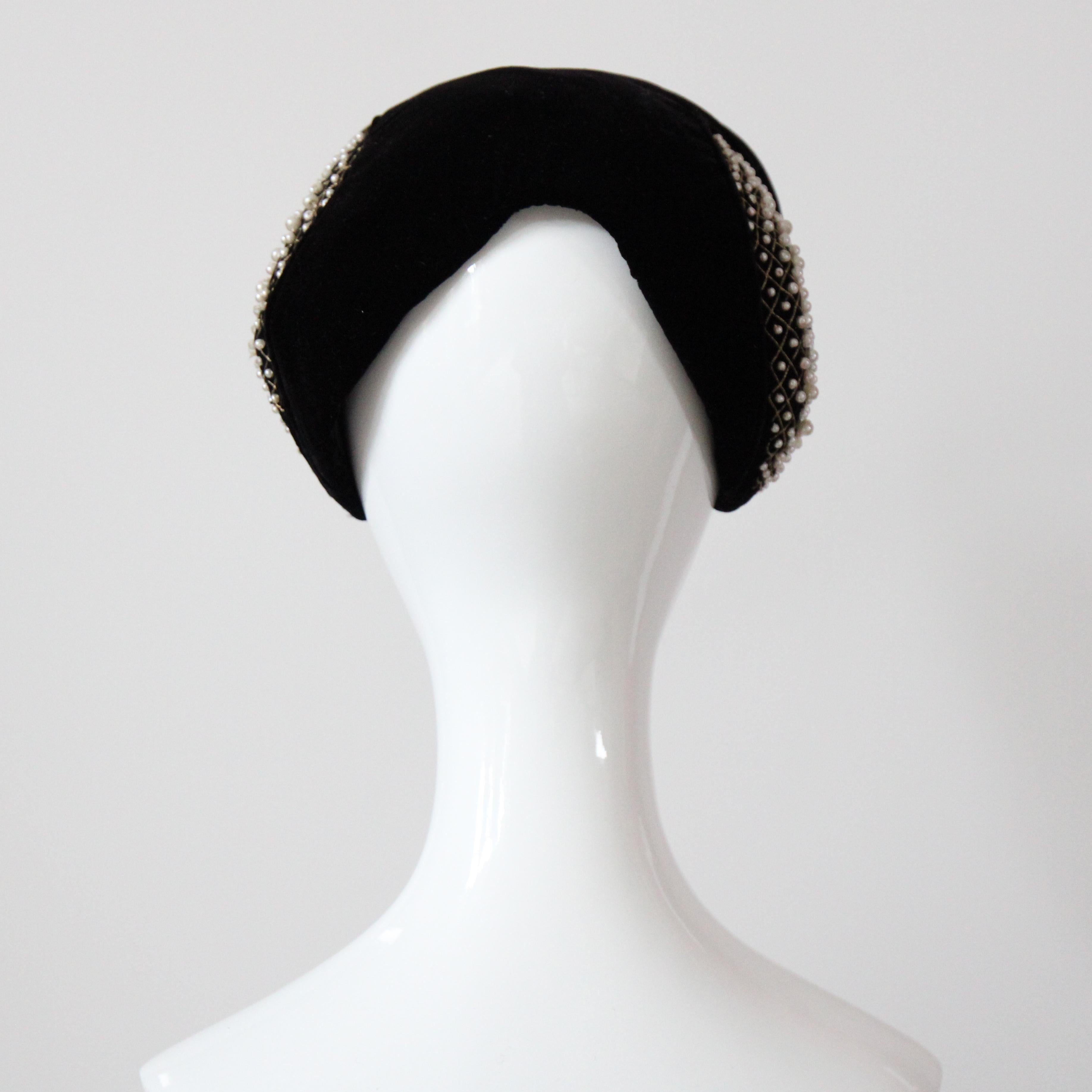 Vintage 1940s Velours Noir Chapeau Widows Peak Pearl Embellished en vente 4