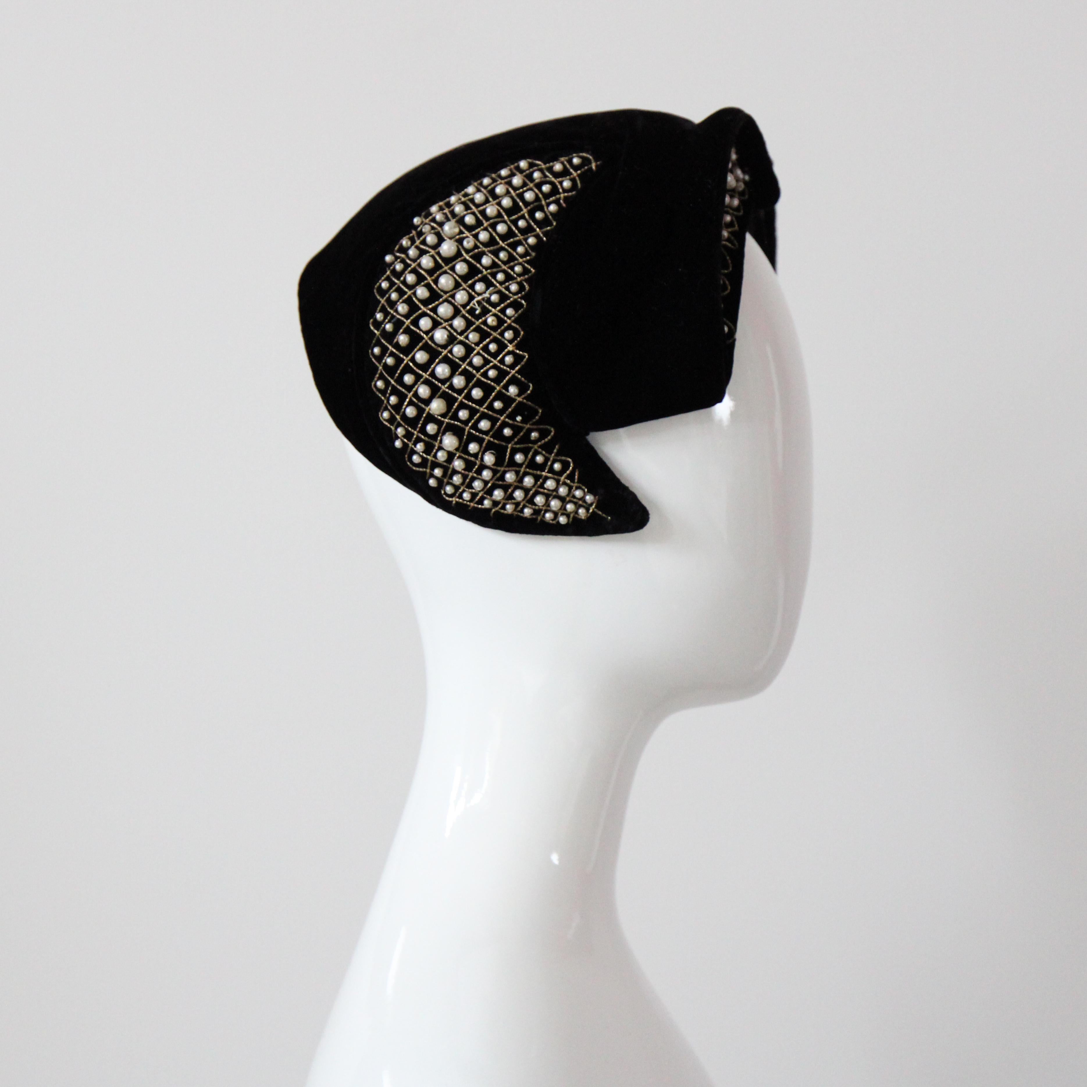 Vintage 1940s Velours Noir Chapeau Widows Peak Pearl Embellished en vente 5