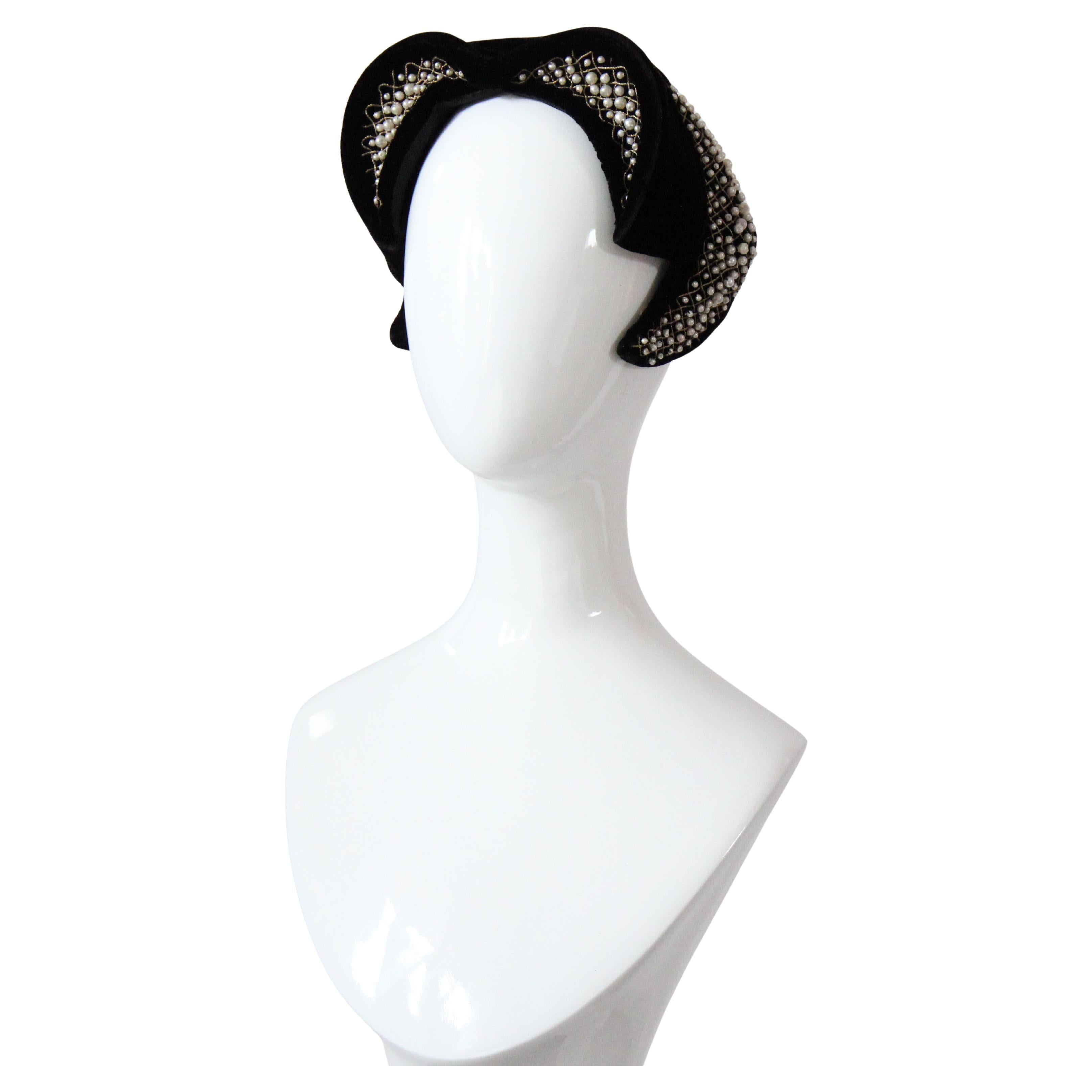 Cappello vintage anni
40 in velluto nero a punta di vedova impreziosito da perle