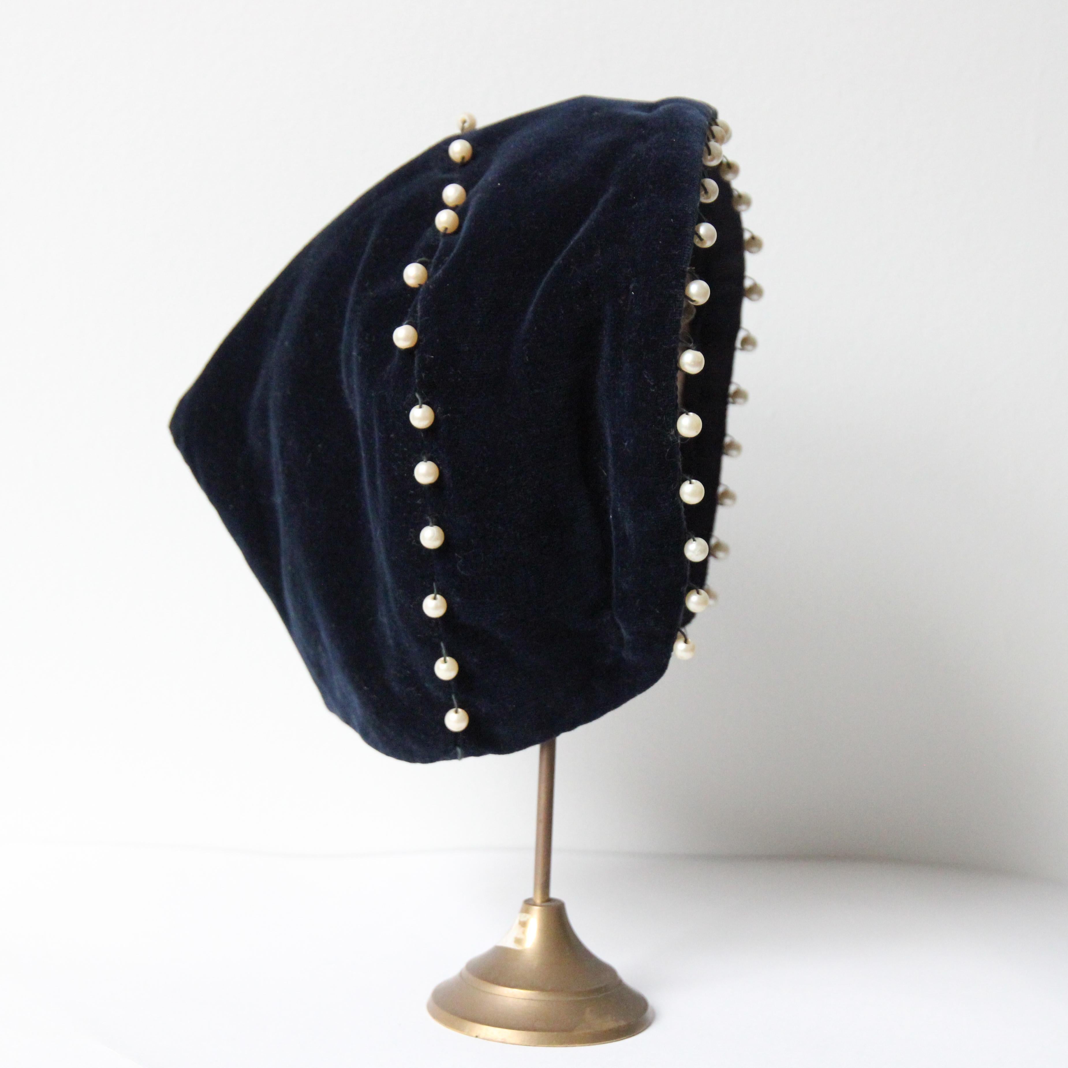 Vintage 1940's blue velvet and pearl pixie hat and matching bag set 1940s hat In Good Condition For Sale In Cheltenham, GB