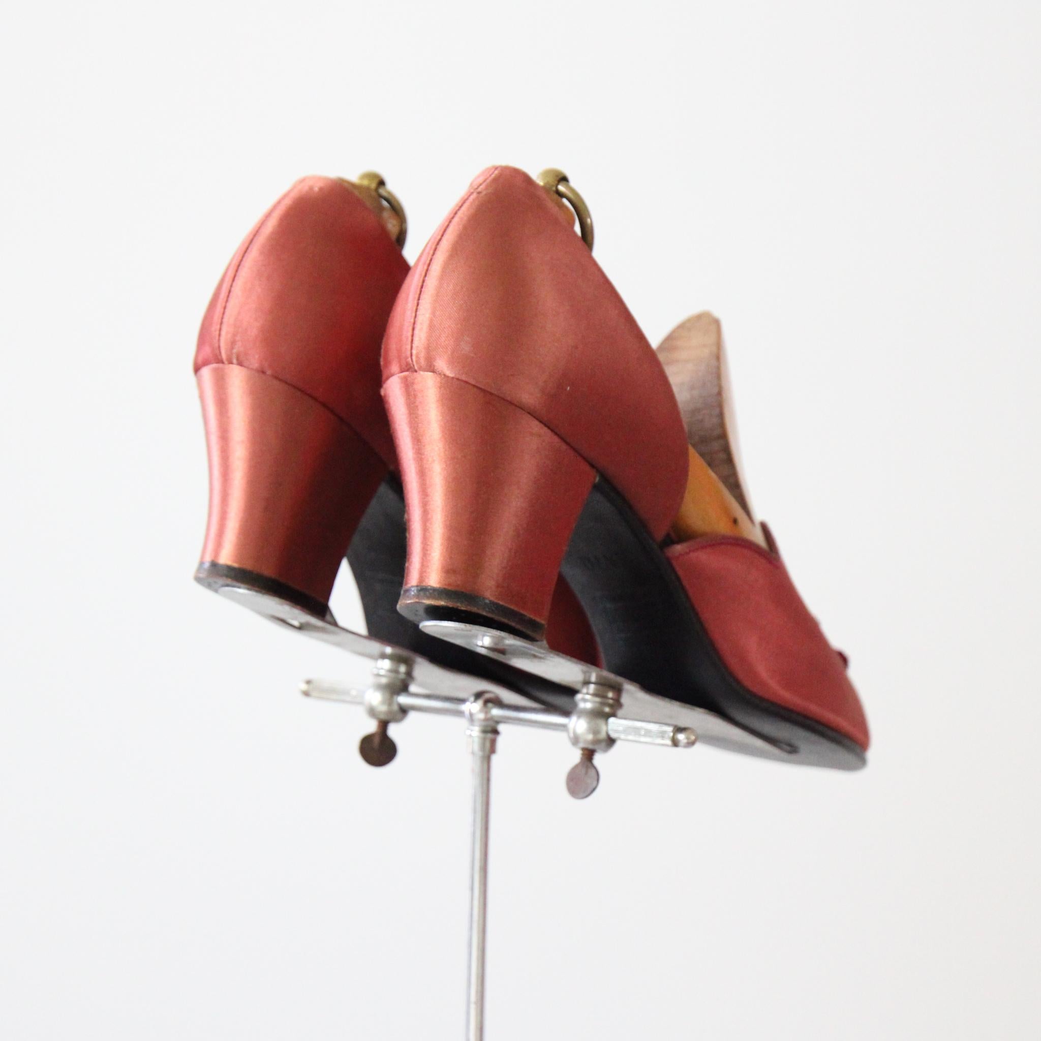 Marron Vintage 1940's Blush Satin Boudoir Slippers 1940 Daniel Greene US 6 UK 4 en vente