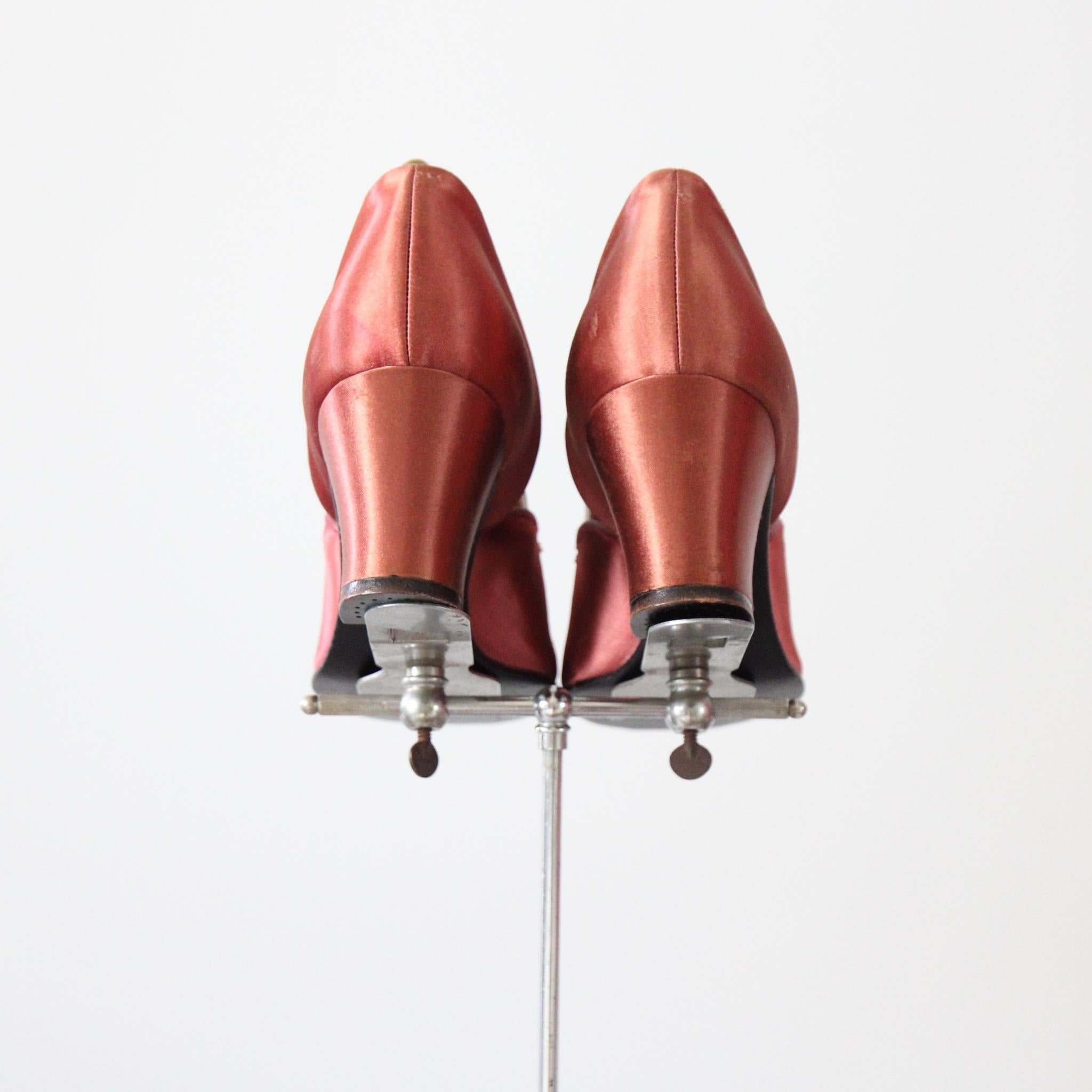 Vintage 1940's Blush Satin Boudoir Slippers 1940 Daniel Greene US 6 UK 4 Bon état - En vente à Cheltenham, GB