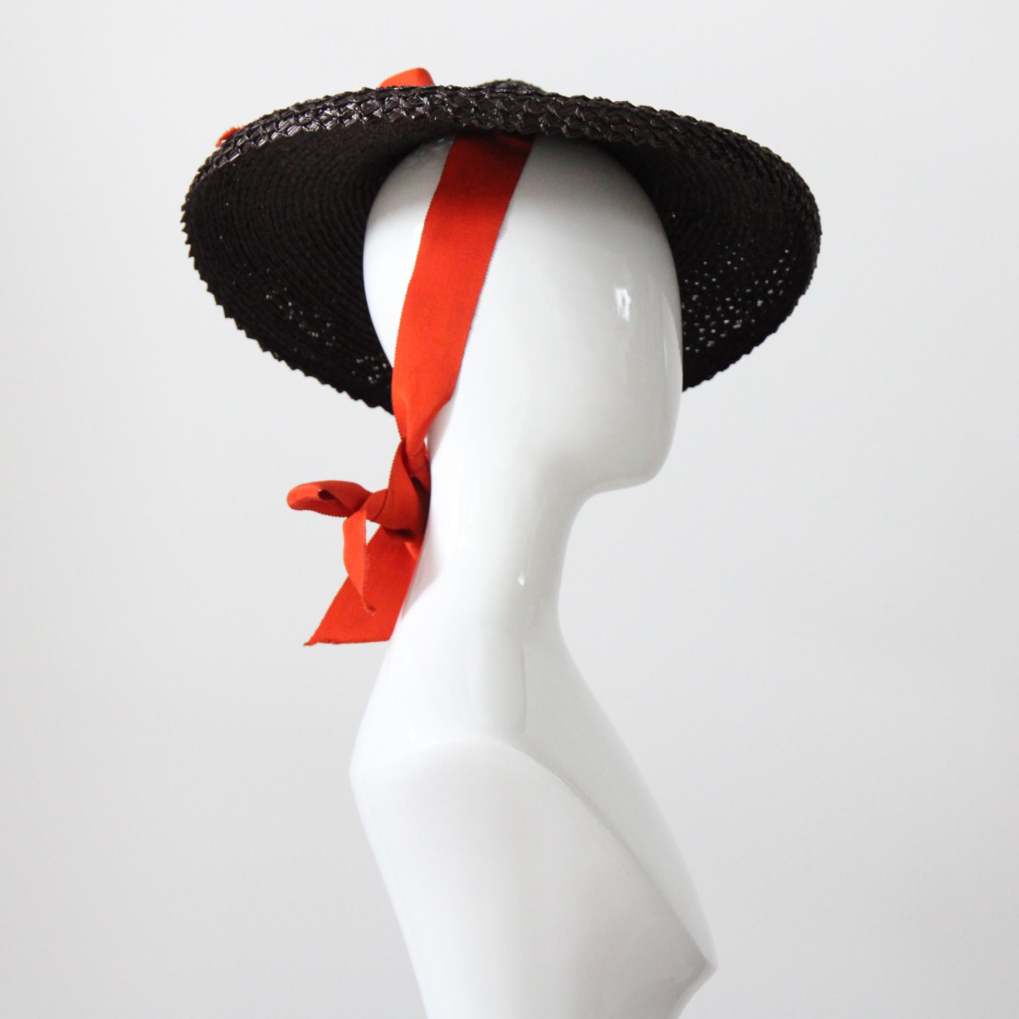Vintage 1940 Sombrero de paja marrón de platillo 1940 Cinta naranja Percher Sombrero sombrero de inclinación en venta 2