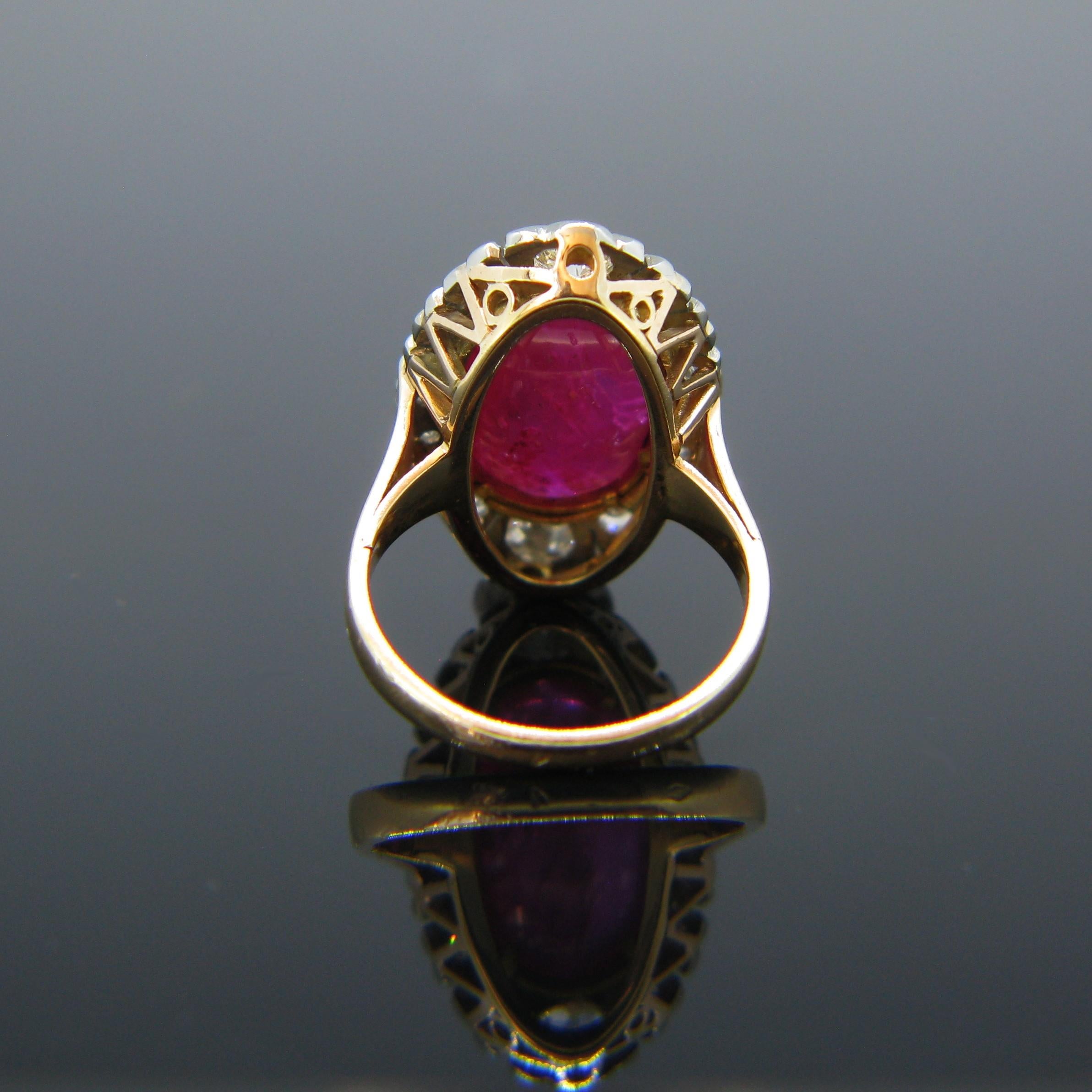 Vintage 1940s 10 Carat Ruby Cabochon and Diamonds Cluster Ring In Good Condition In London, GB