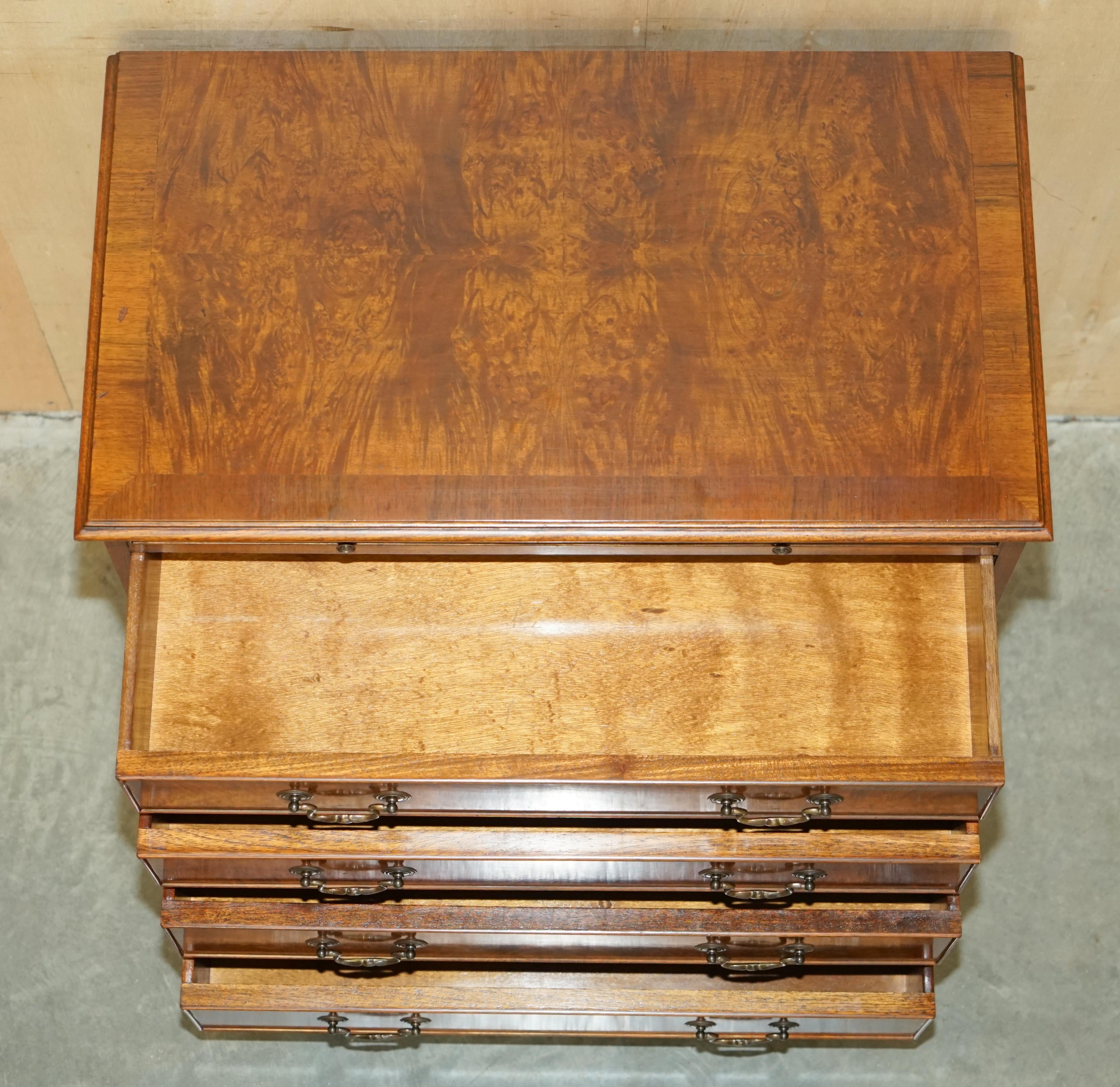 VINTAGE 1940's BURR WALNUT CHEST OF DRAWERS WITH BUTLERS SERVING TRAY TO THE TOP For Sale 13
