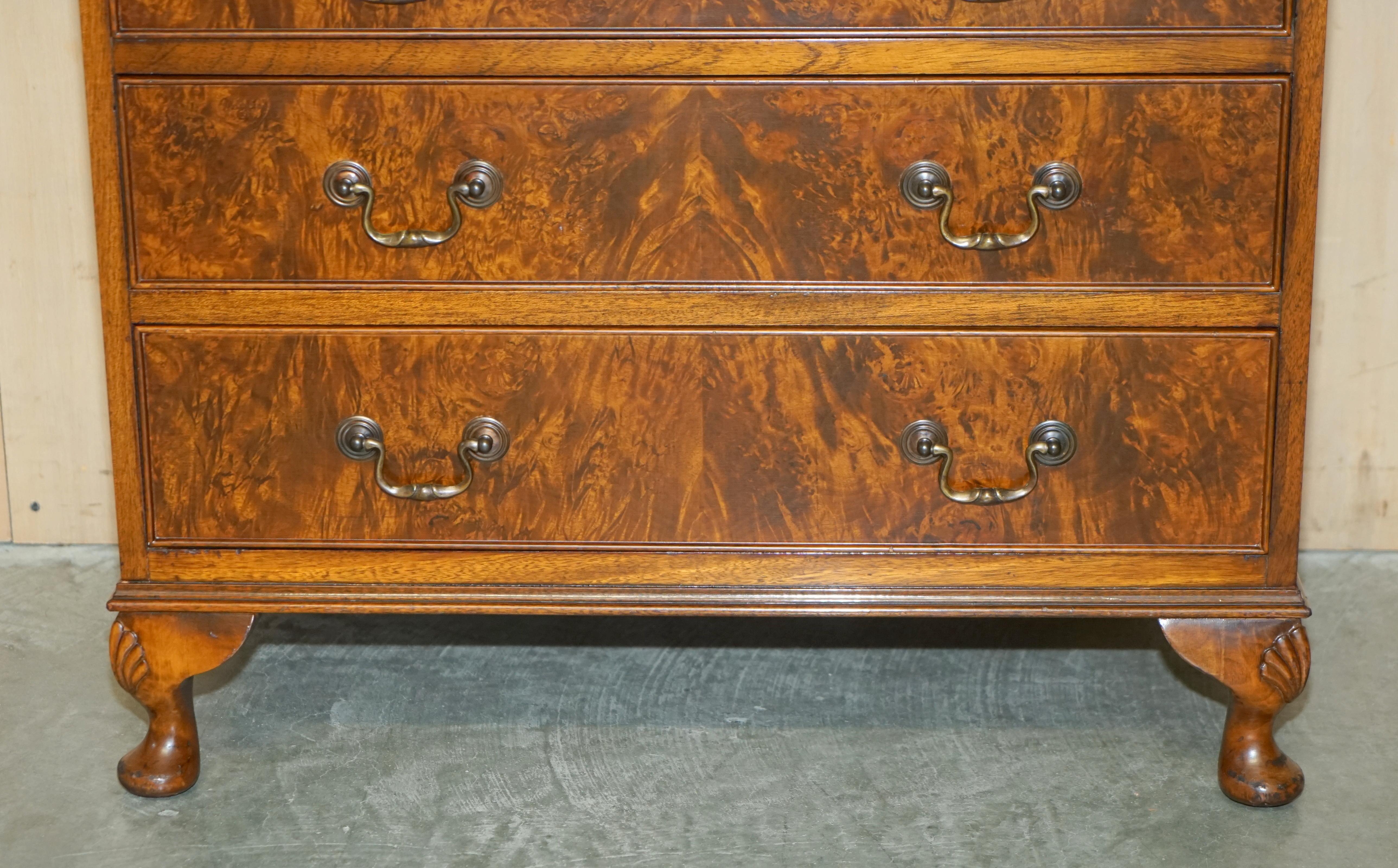 VINTAGE 1940er BURR WALNUT CHEST OF DRAWERS WITH BUTLERS SERVING TRAY TO THE TOP (Mitte des 20. Jahrhunderts) im Angebot