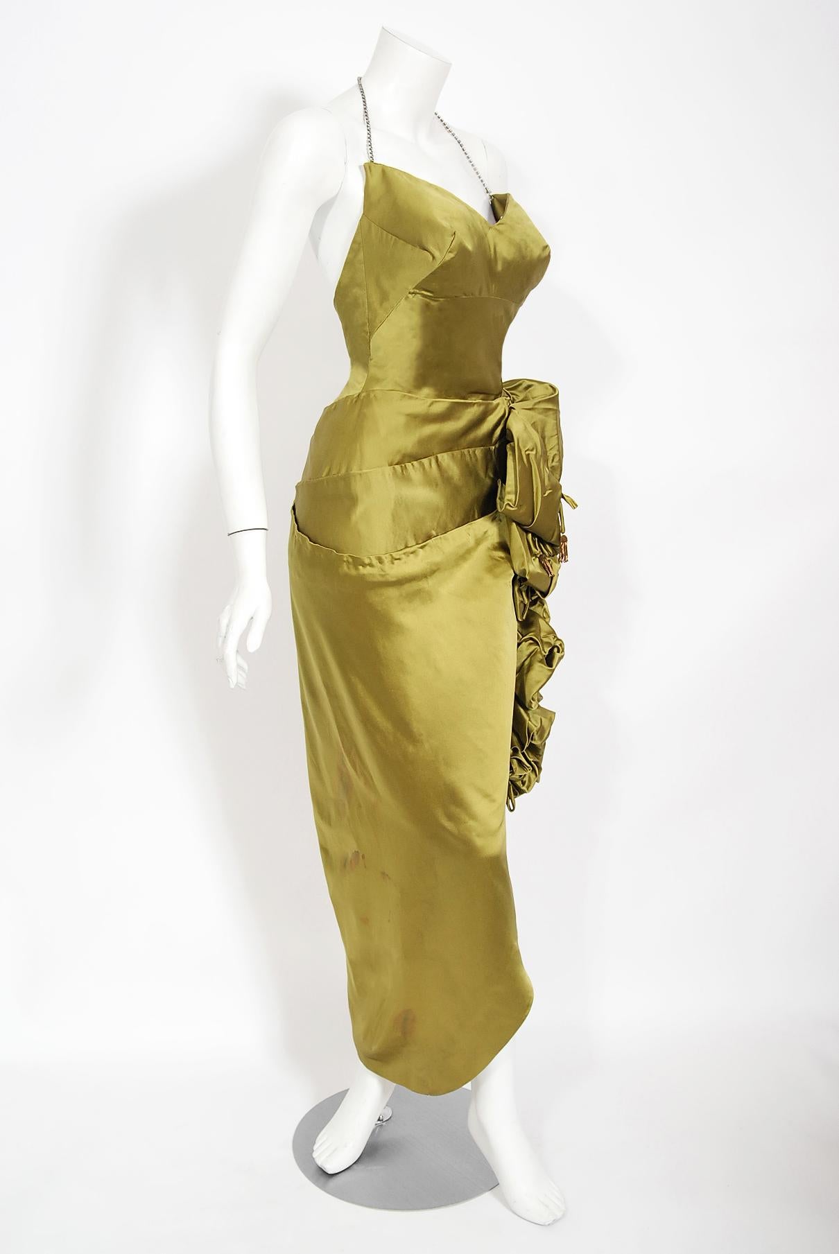 Asymmetrisches, gerafftes Sanduhr-Kleid mit hohem Schlitz aus Chartreuse-Seide, 1940er Jahre 7