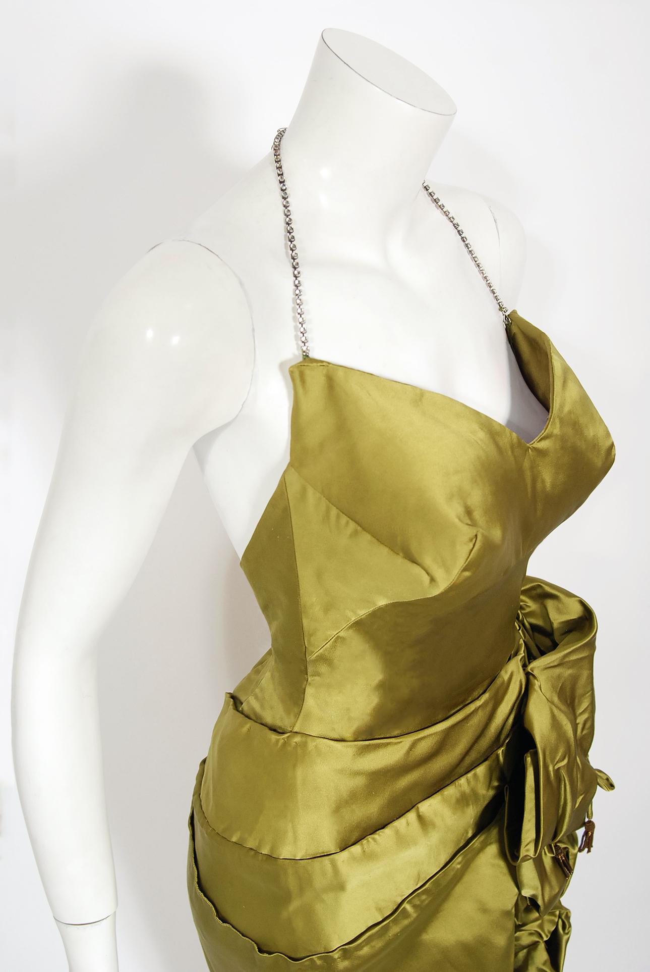 Asymmetrisches, gerafftes Sanduhr-Kleid mit hohem Schlitz aus Chartreuse-Seide, 1940er Jahre 8