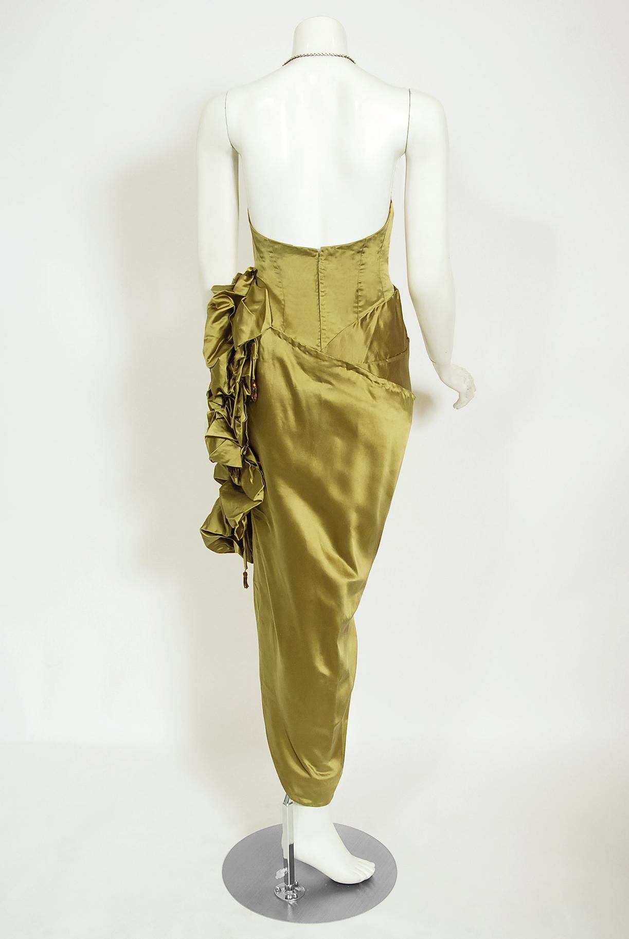 Asymmetrisches, gerafftes Sanduhr-Kleid mit hohem Schlitz aus Chartreuse-Seide, 1940er Jahre 9