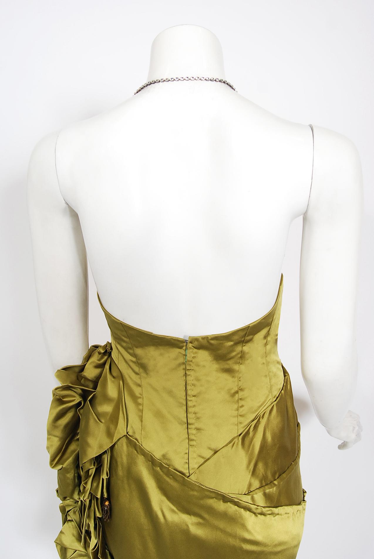 Asymmetrisches, gerafftes Sanduhr-Kleid mit hohem Schlitz aus Chartreuse-Seide, 1940er Jahre 10