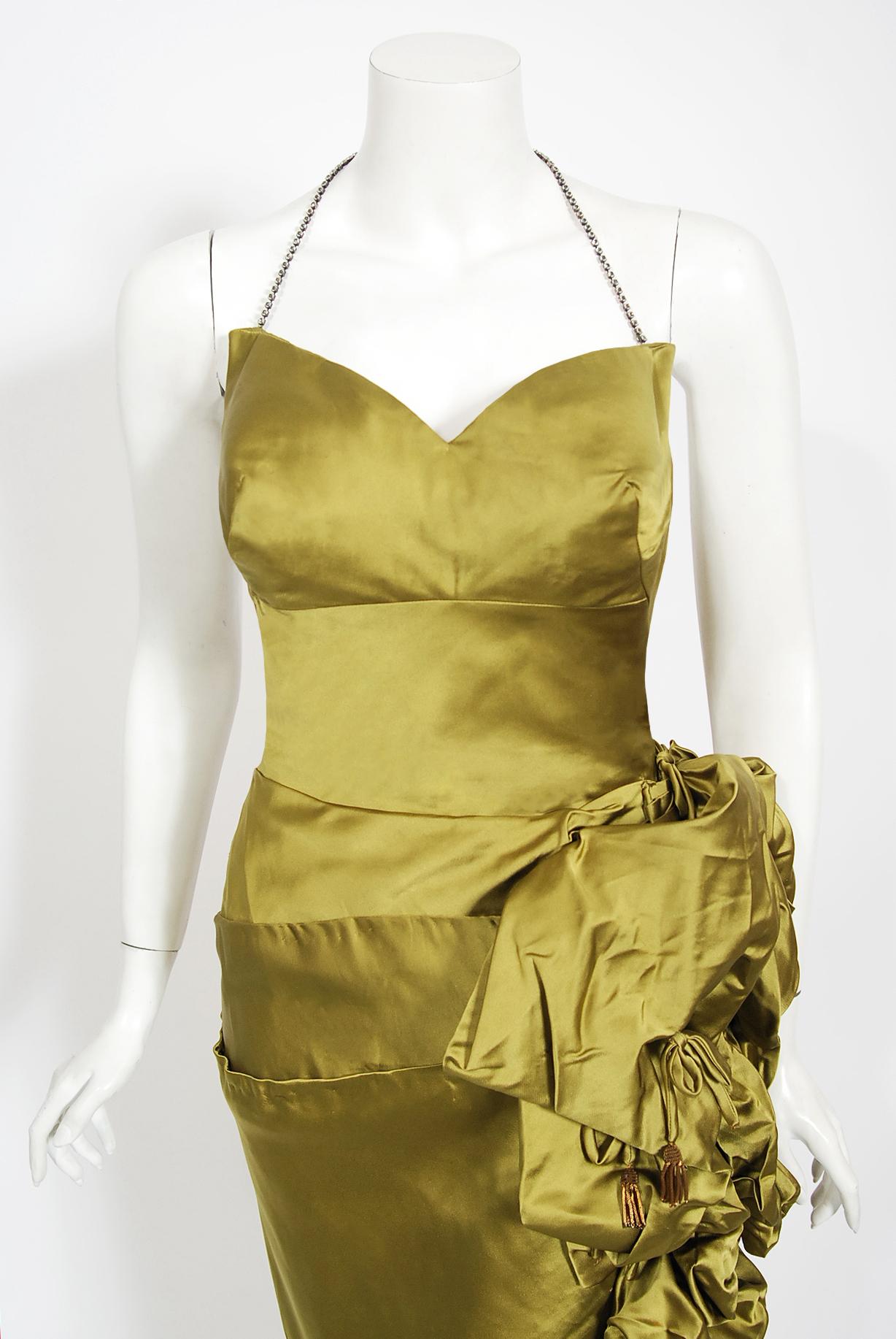 Asymmetrisches, gerafftes Sanduhr-Kleid mit hohem Schlitz aus Chartreuse-Seide, 1940er Jahre im Zustand „Relativ gut“ in Beverly Hills, CA