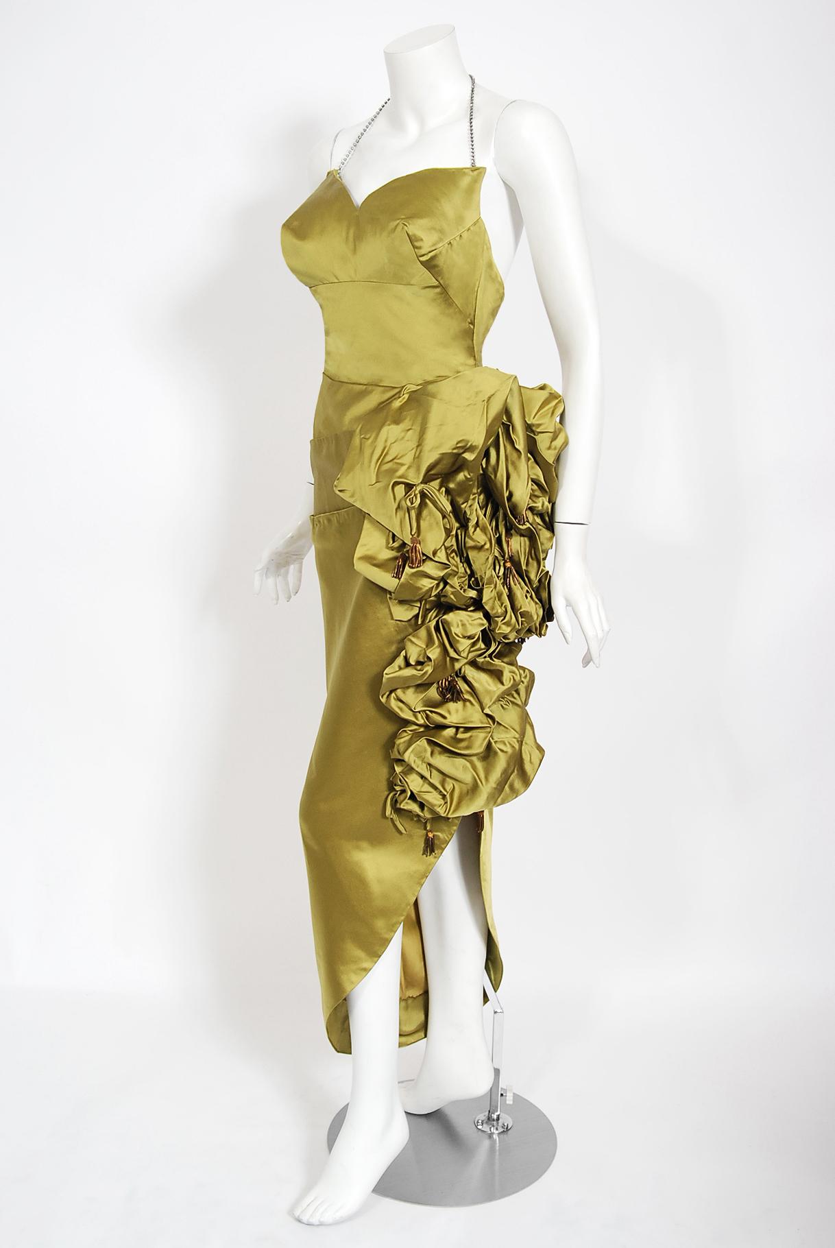 Asymmetrisches, gerafftes Sanduhr-Kleid mit hohem Schlitz aus Chartreuse-Seide, 1940er Jahre Damen
