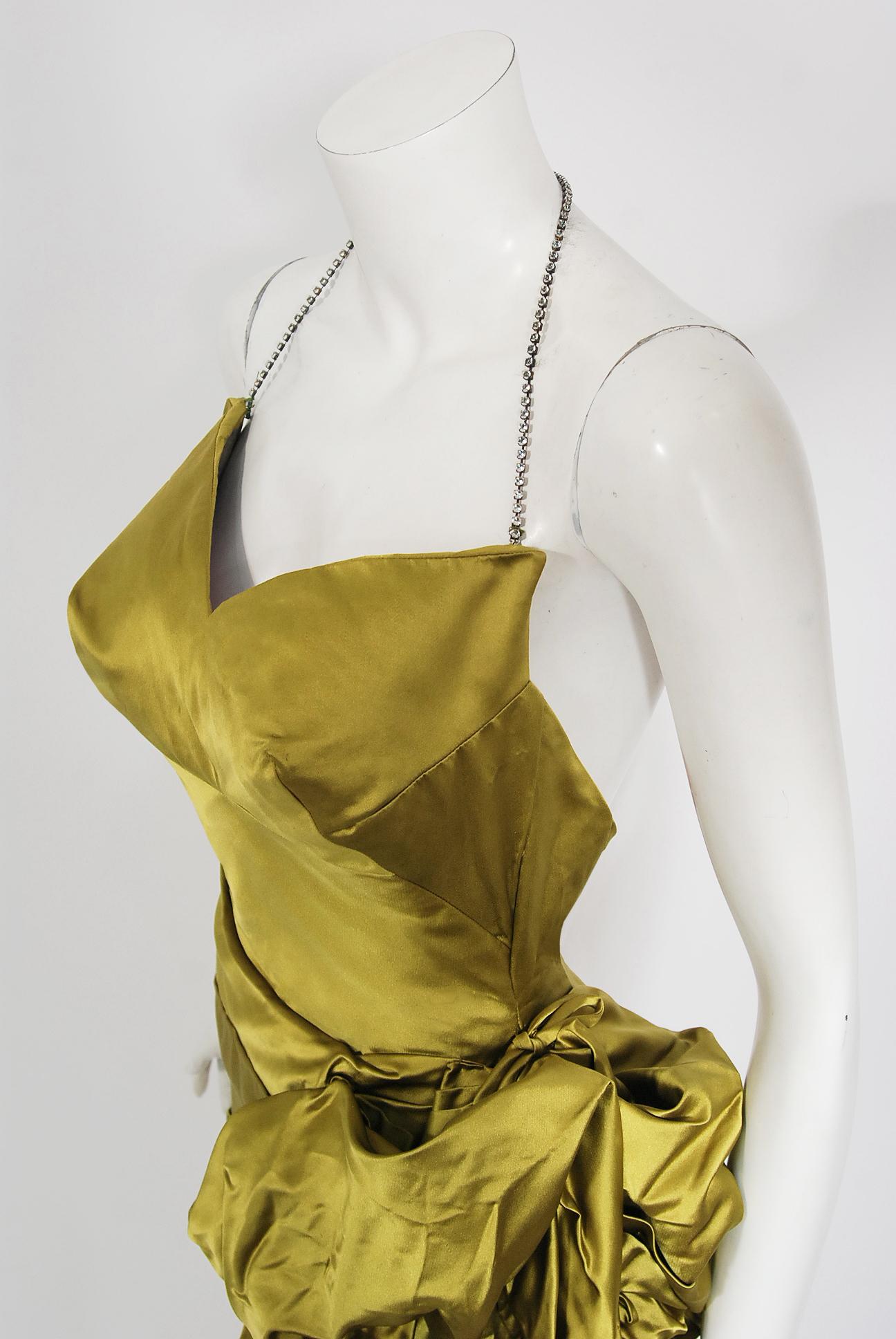 Asymmetrisches, gerafftes Sanduhr-Kleid mit hohem Schlitz aus Chartreuse-Seide, 1940er Jahre 1