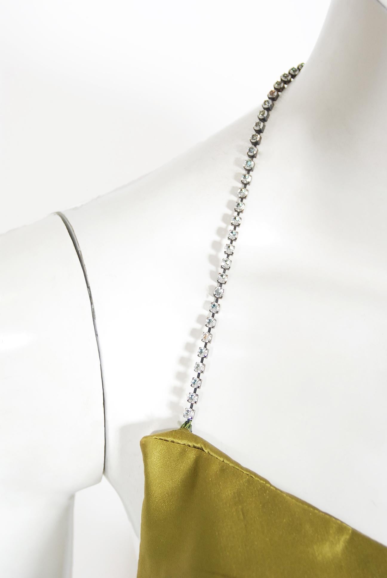 Asymmetrisches, gerafftes Sanduhr-Kleid mit hohem Schlitz aus Chartreuse-Seide, 1940er Jahre 2