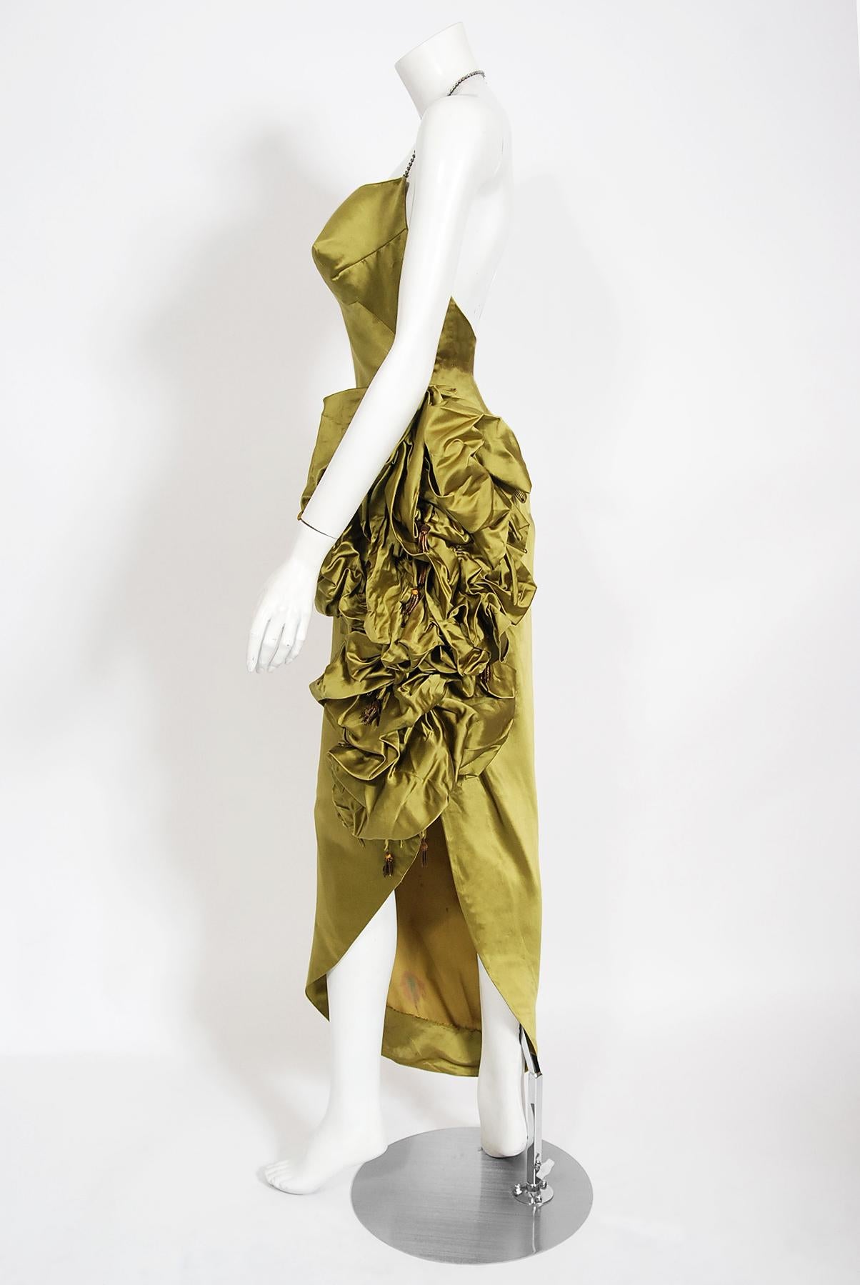 Asymmetrisches, gerafftes Sanduhr-Kleid mit hohem Schlitz aus Chartreuse-Seide, 1940er Jahre 3