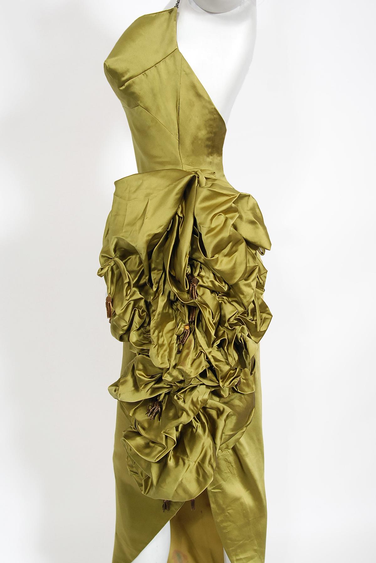 Asymmetrisches, gerafftes Sanduhr-Kleid mit hohem Schlitz aus Chartreuse-Seide, 1940er Jahre 4
