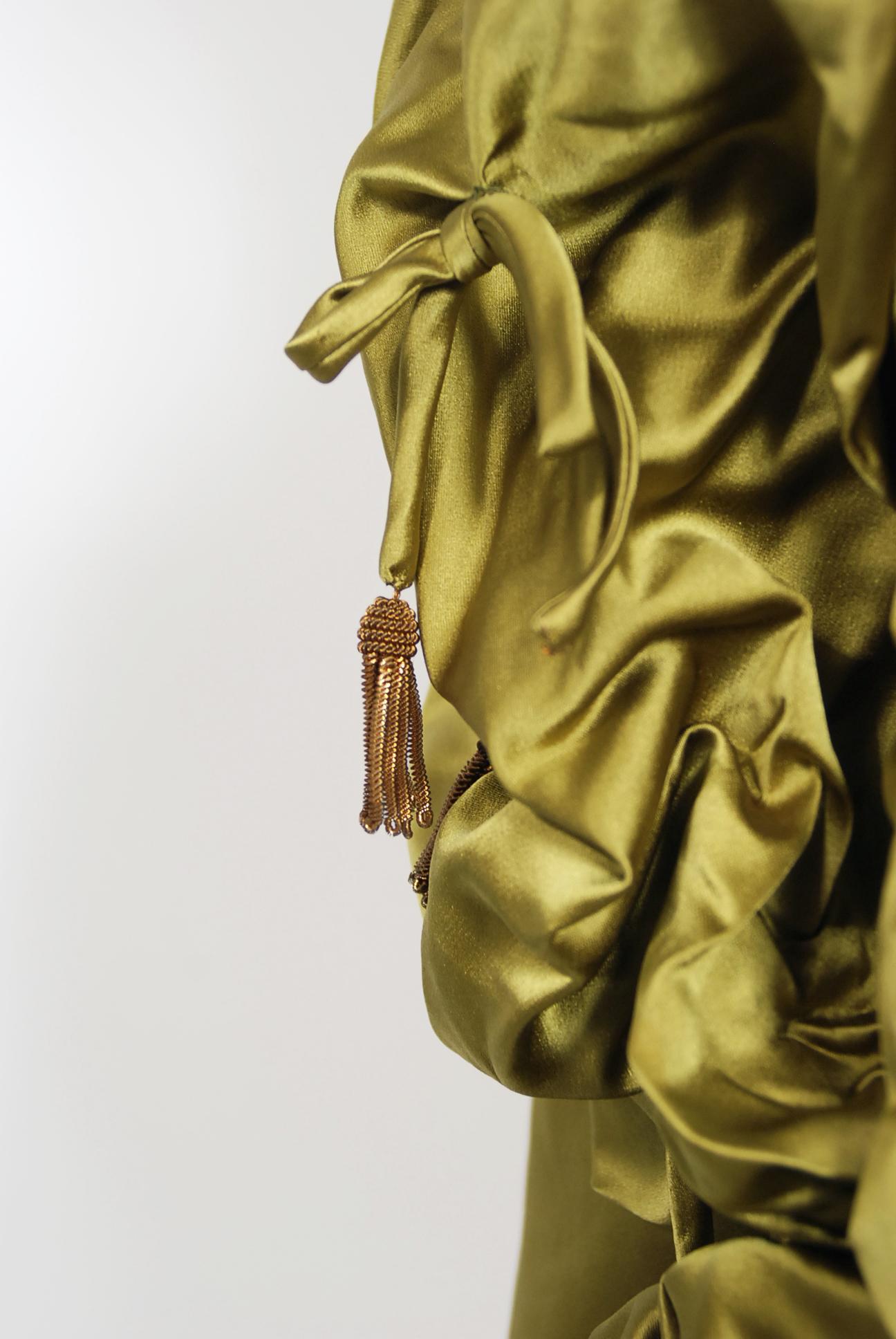 Asymmetrisches, gerafftes Sanduhr-Kleid mit hohem Schlitz aus Chartreuse-Seide, 1940er Jahre 5