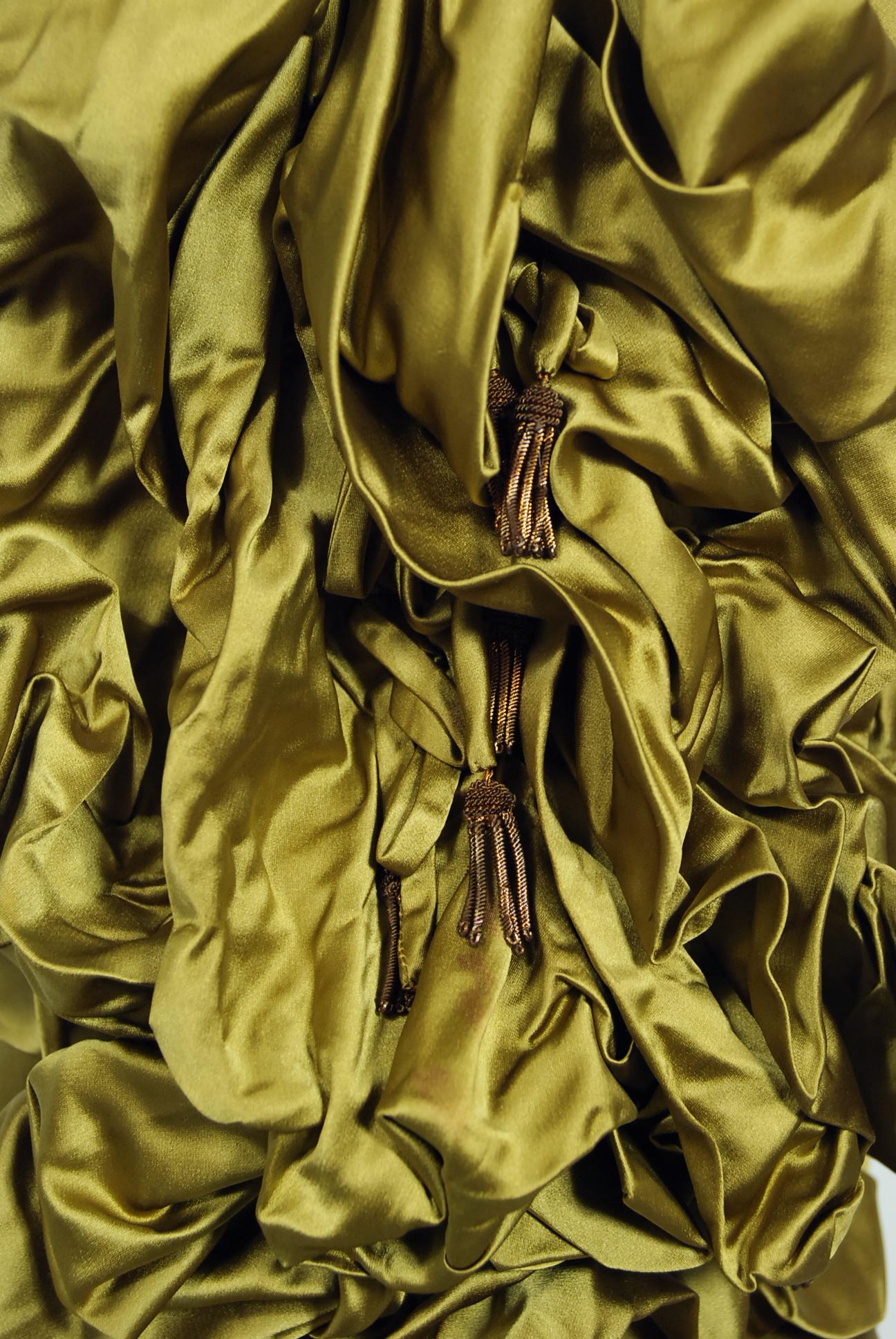Asymmetrisches, gerafftes Sanduhr-Kleid mit hohem Schlitz aus Chartreuse-Seide, 1940er Jahre 6