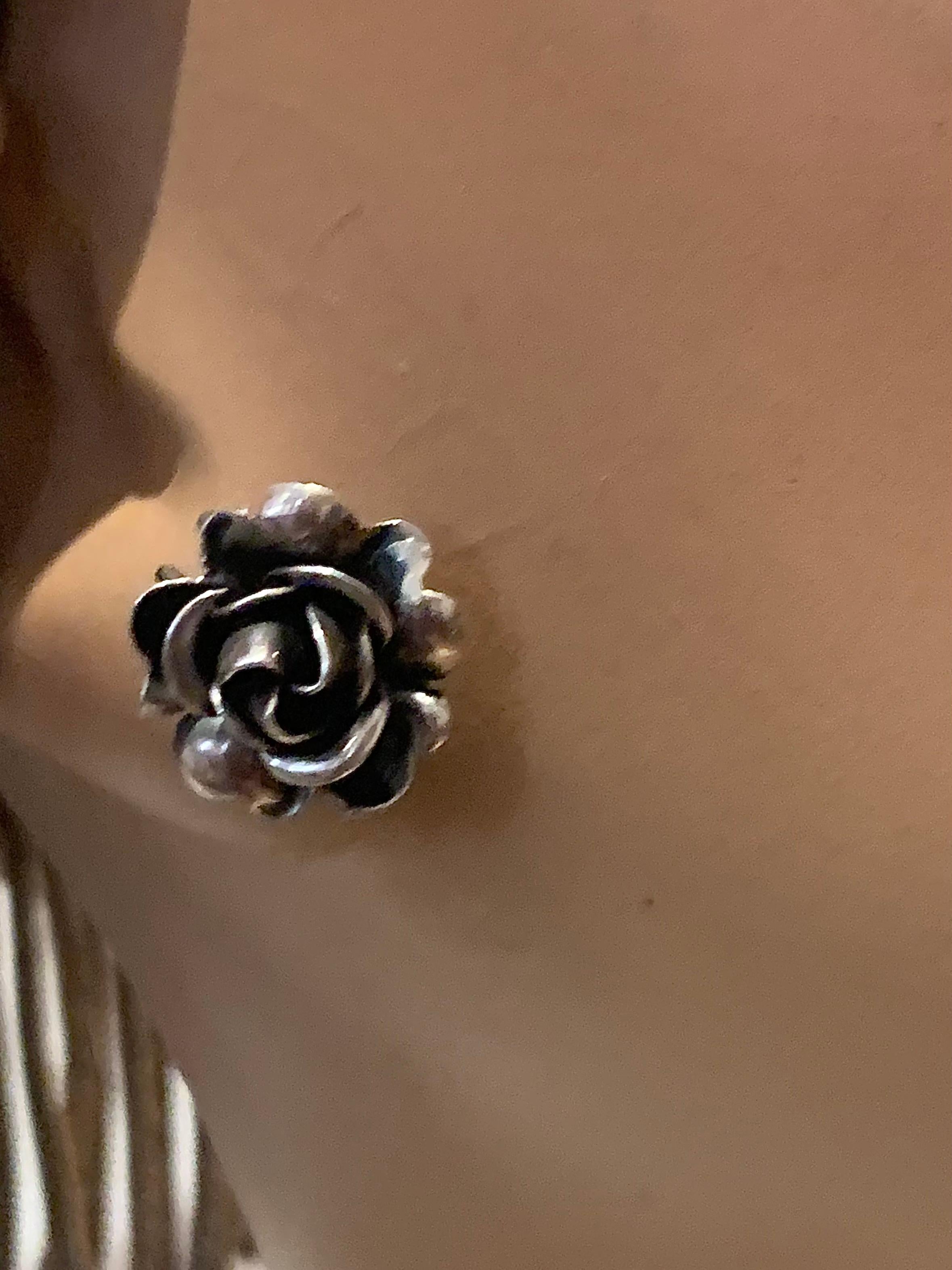 Estas preciosas rosas modeladas se crearon en la década de 1950 en plata de ley. El reverso de la pinza lleva impresa una marca de plata 935. La plata de ley lleva la marca 925, por lo que el contenido de plata de este par de clips para las orejas