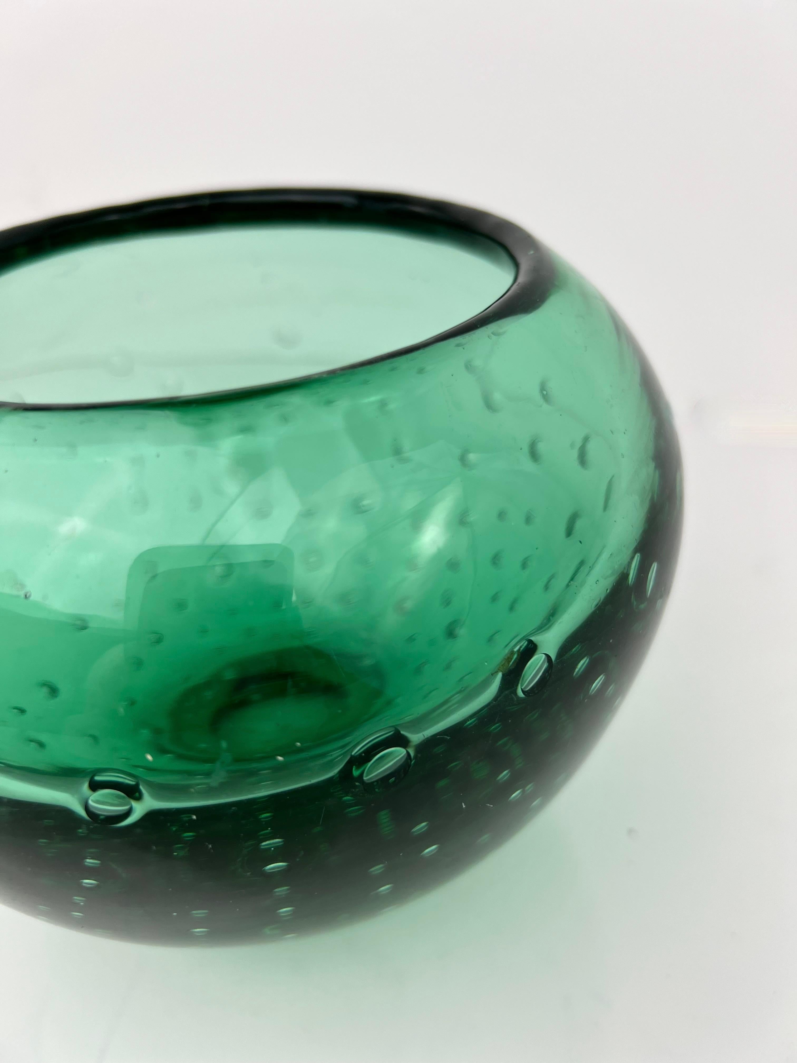 Superbe et lourd bol/vase décoratif à bulles contrôlées du milieu du siècle en vert par l'artiste Blenko, Carl Erickson (1899-1966) pour sa société Erickson Glass (1943-1961).  Erickson glass était bien connu pour sa ligne de verre vert à bulles