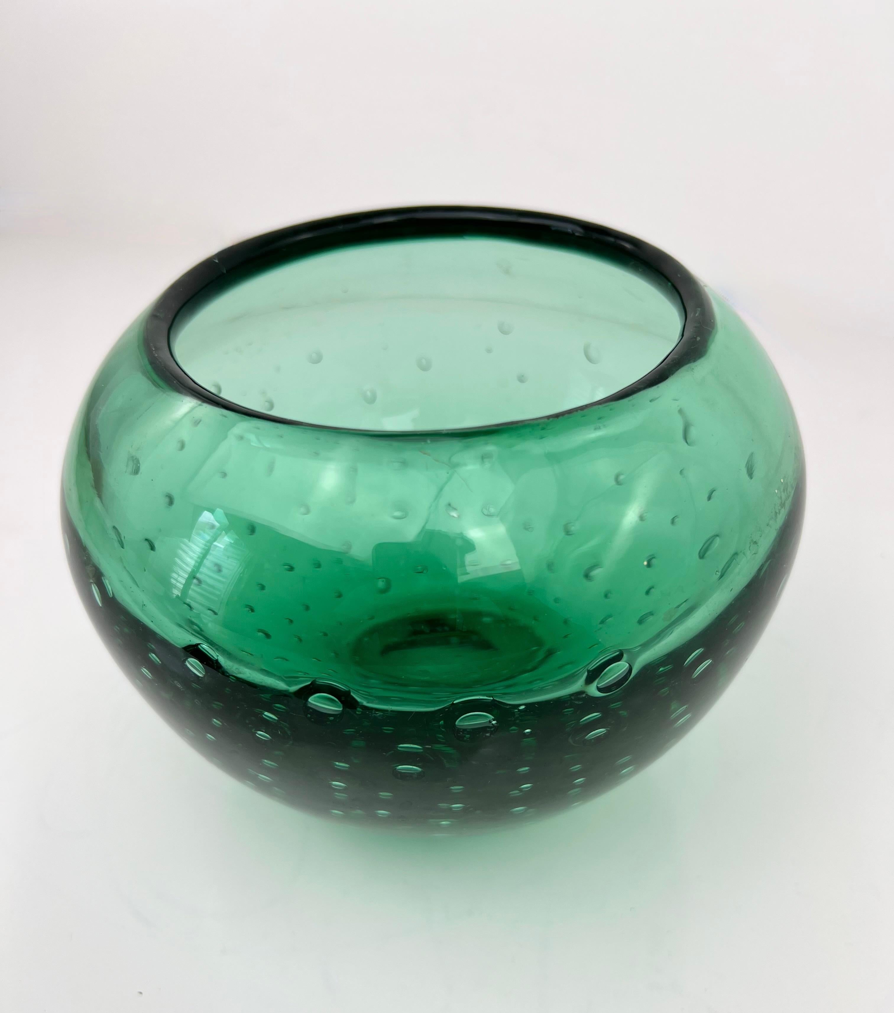 American Vintage 1940s Controlled Bubble Glass Bowl Vase by Carl Erickson Kelly Green For Sale