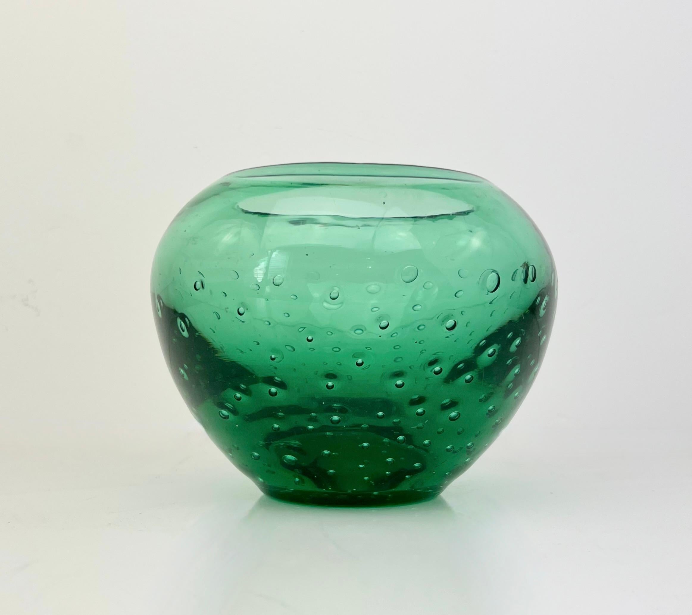 20th Century Vintage 1940s Controlled Bubble Glass Bowl Vase by Carl Erickson Kelly Green For Sale