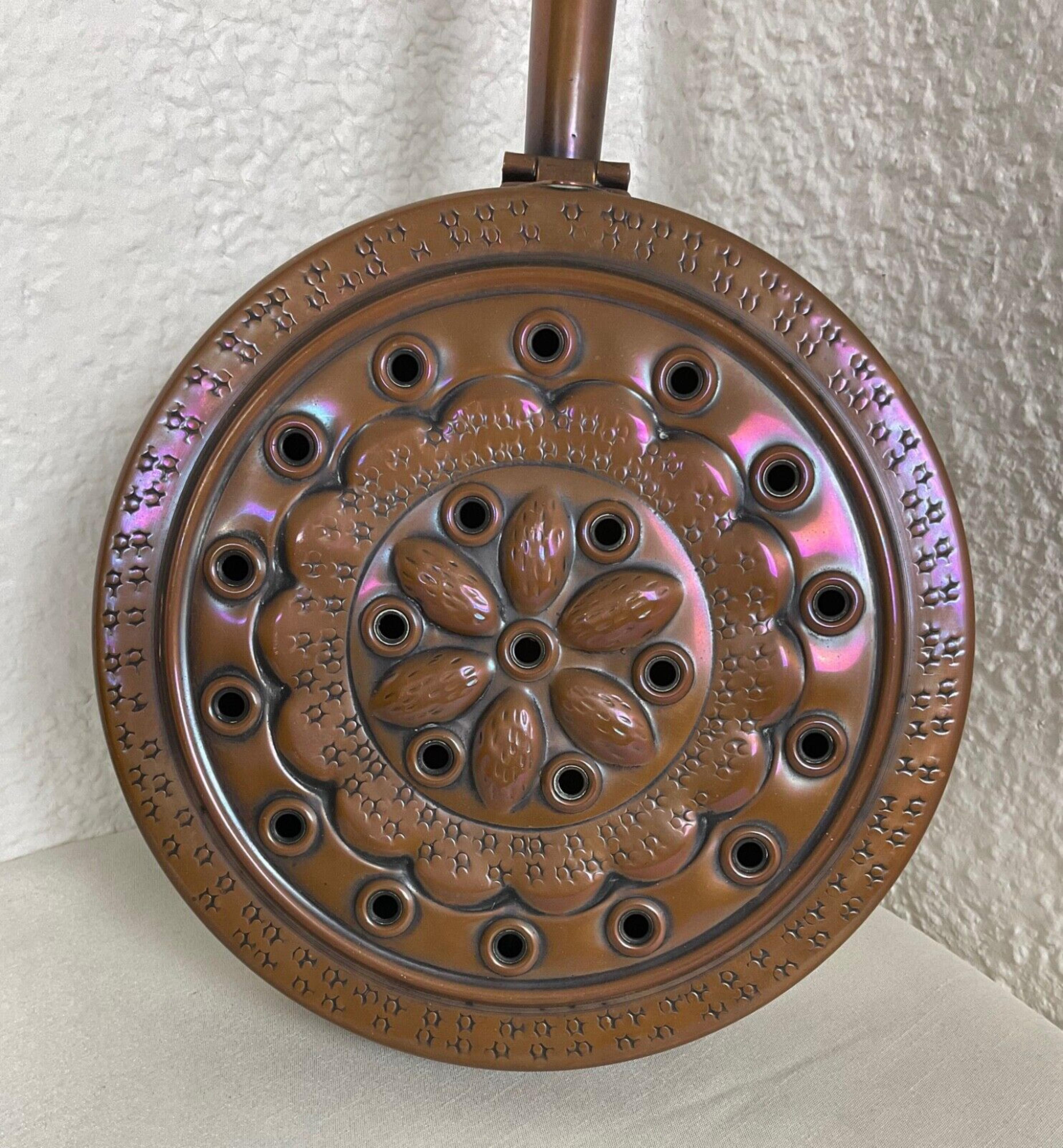 Step back in time with this charming vintage copper bed warmer, handcrafted in Villedieu, France, during the 1940s. Measuring 25.98 inches in height, with a diameter of 8.27 inches and a width of 2.17 inches (66 cm x 21 cm x 5.5 cm), this decorative