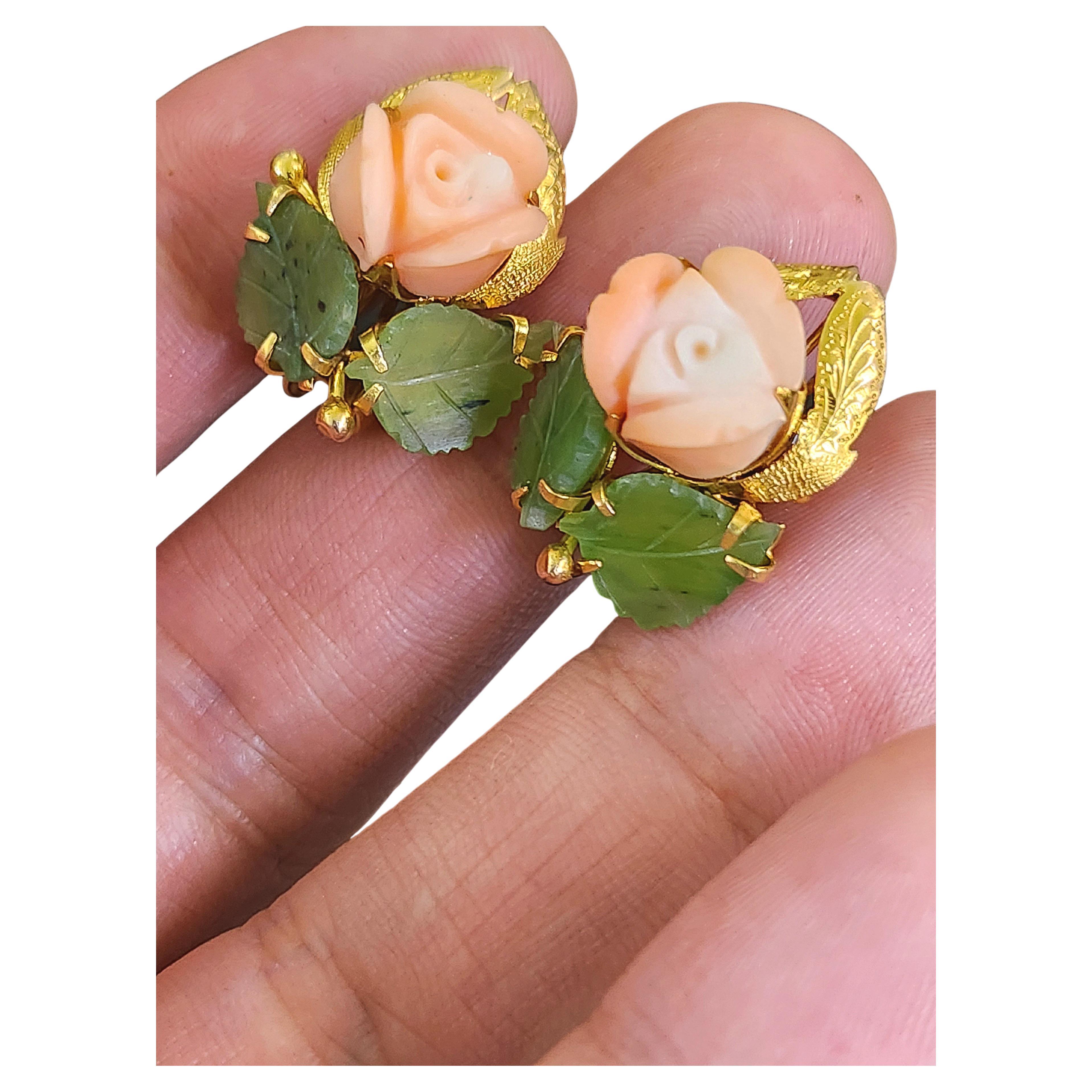 Boucles d'oreilles fleur en or, corail et jade des années 1940 Pour femmes en vente