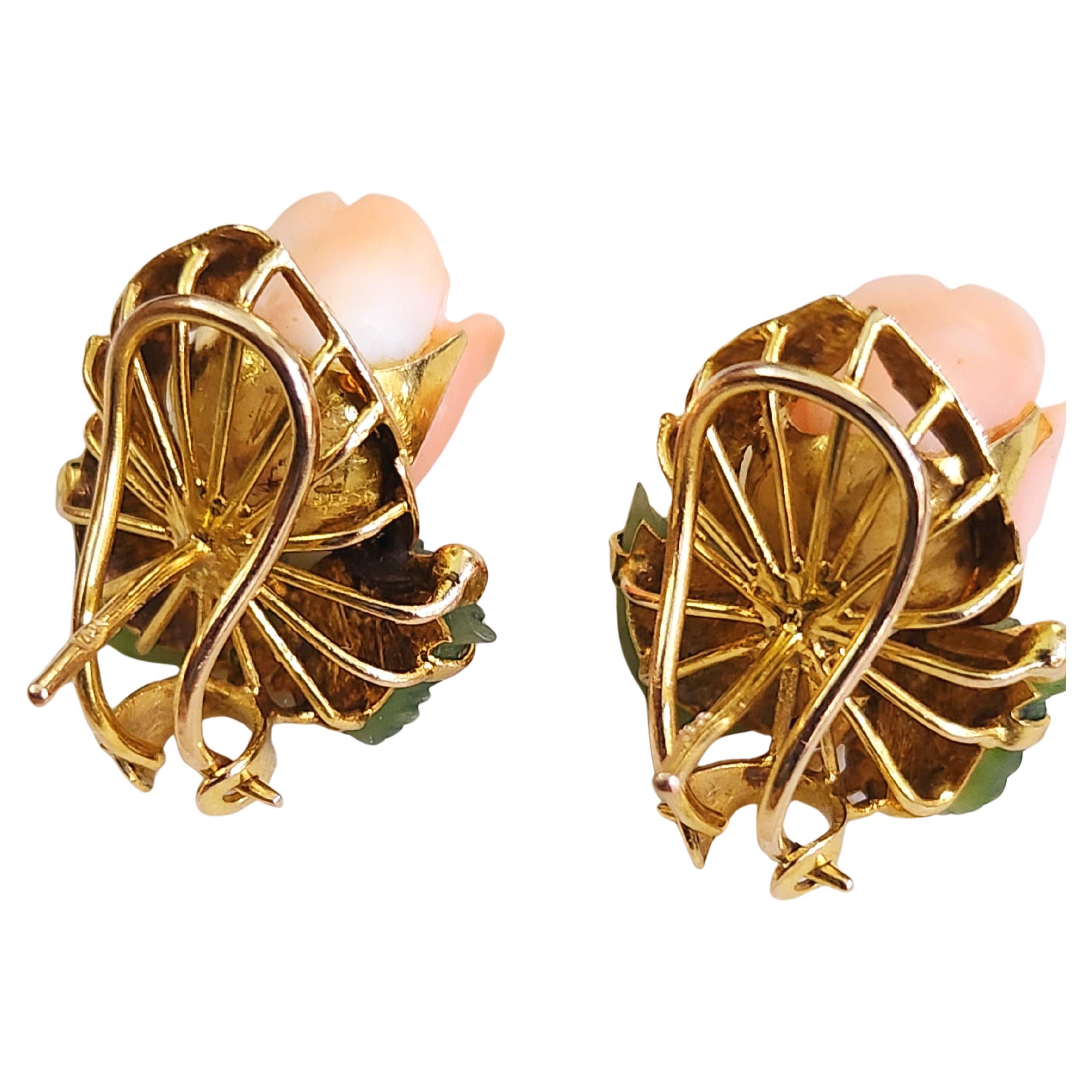 Boucles d'oreilles fleur en or, corail et jade des années 1940 en vente 1