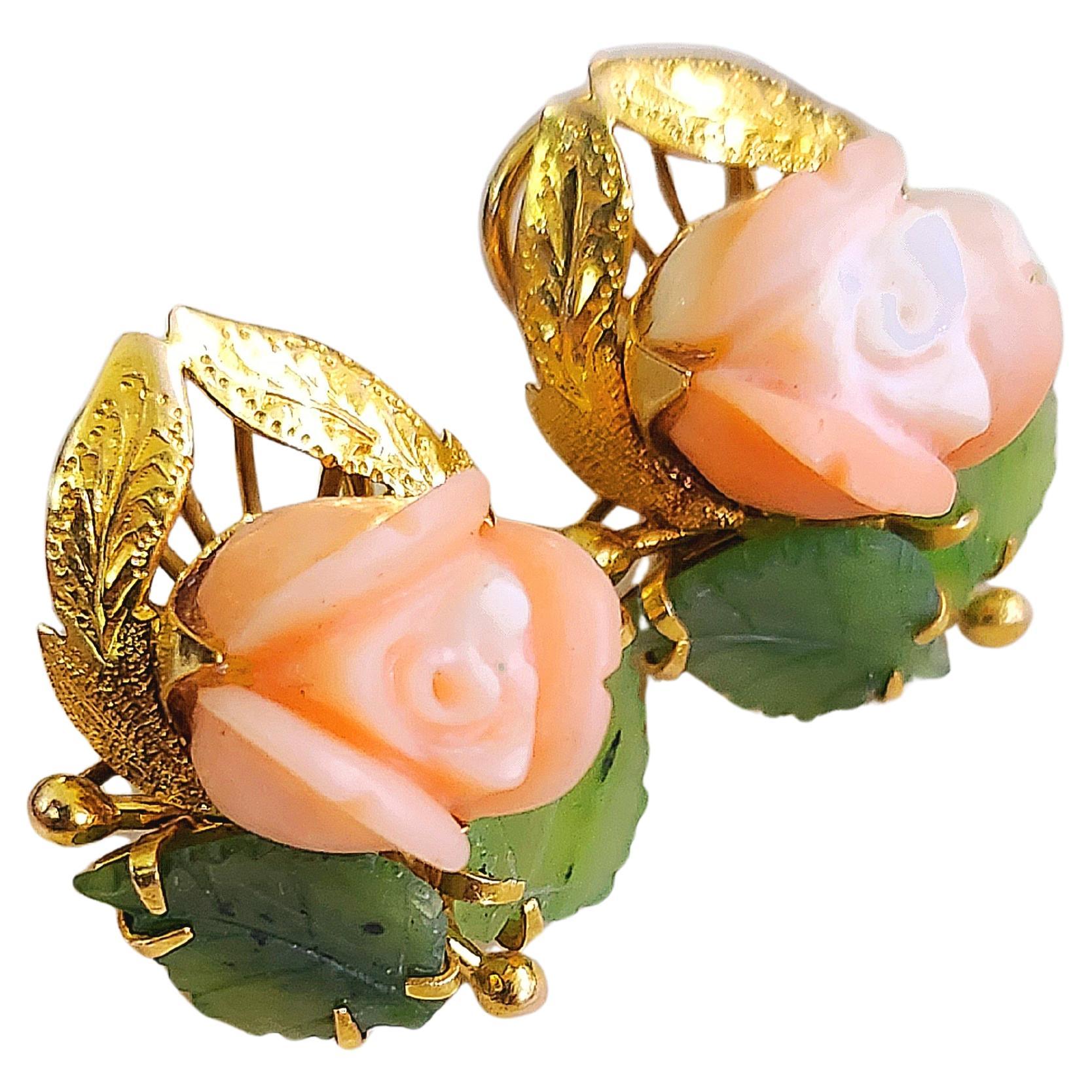 Boucles d'oreilles fleur en or, corail et jade des années 1940 Bon état - En vente à Cairo, EG