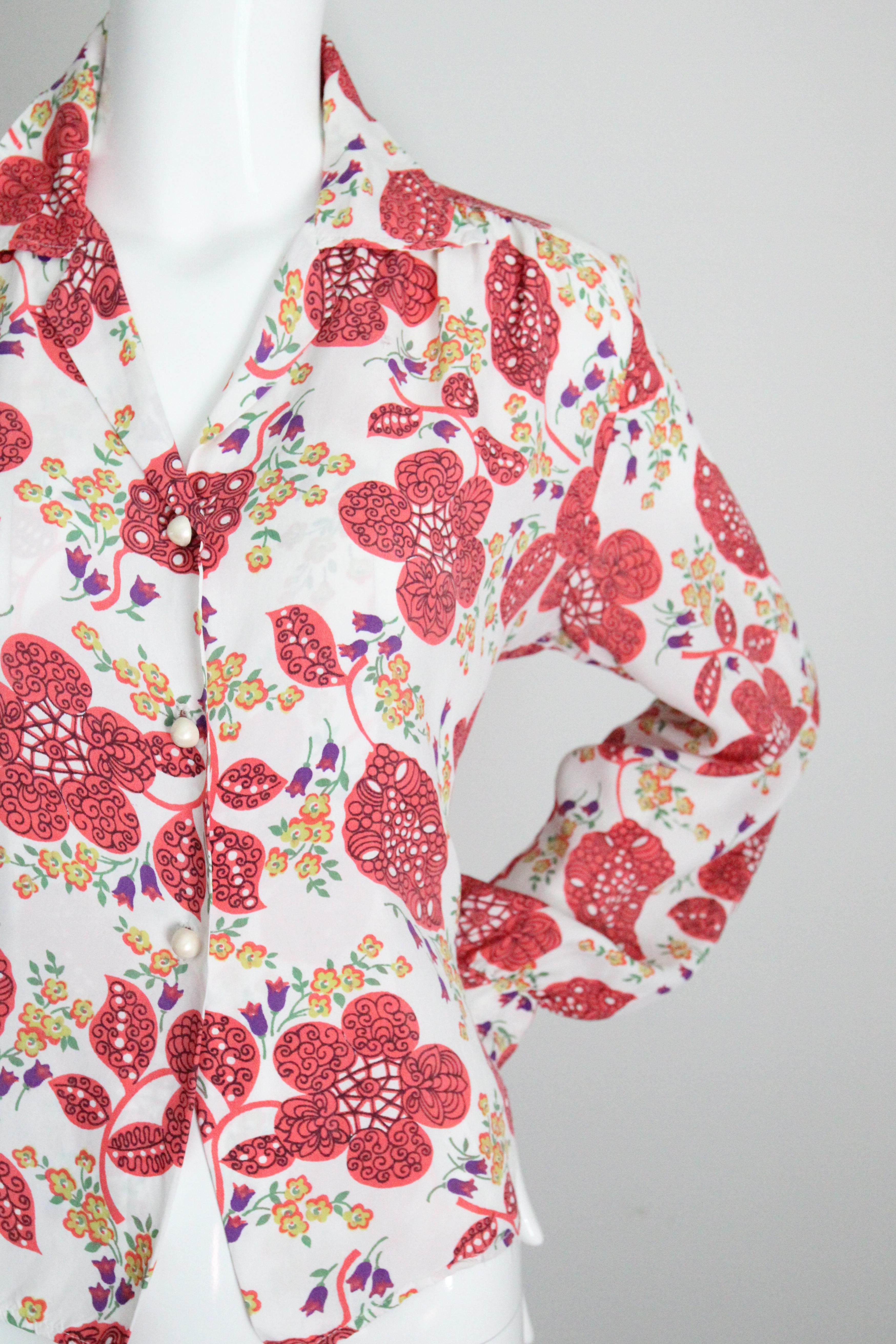 Vintage 1940er Koralle geblümte Bluse 1940er Jahre Blumenhemd UK 12-14 US 8-10 im Zustand „Gut“ im Angebot in Cheltenham, GB