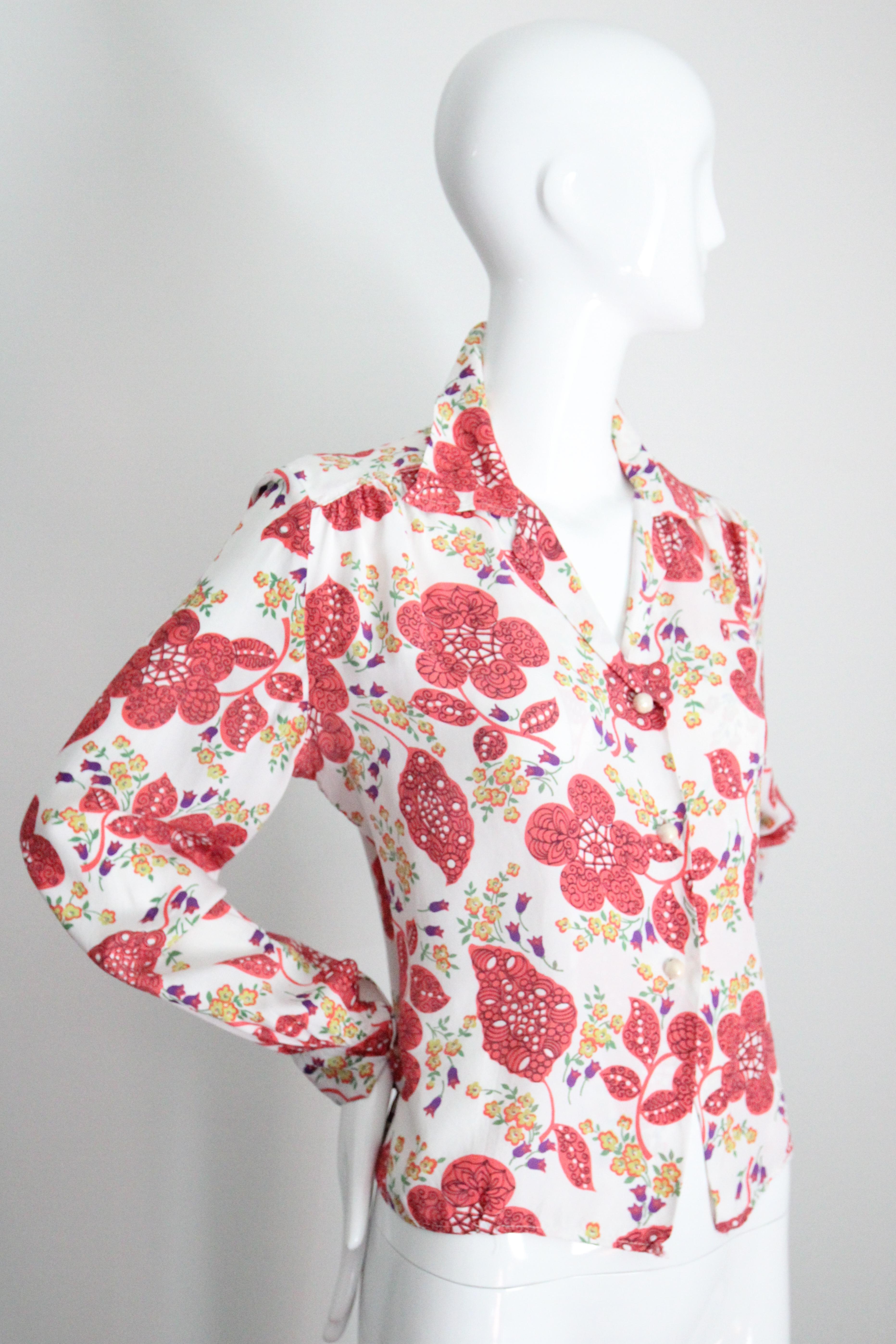 Vintage 1940er Koralle geblümte Bluse 1940er Jahre Blumenhemd UK 12-14 US 8-10 im Angebot 1