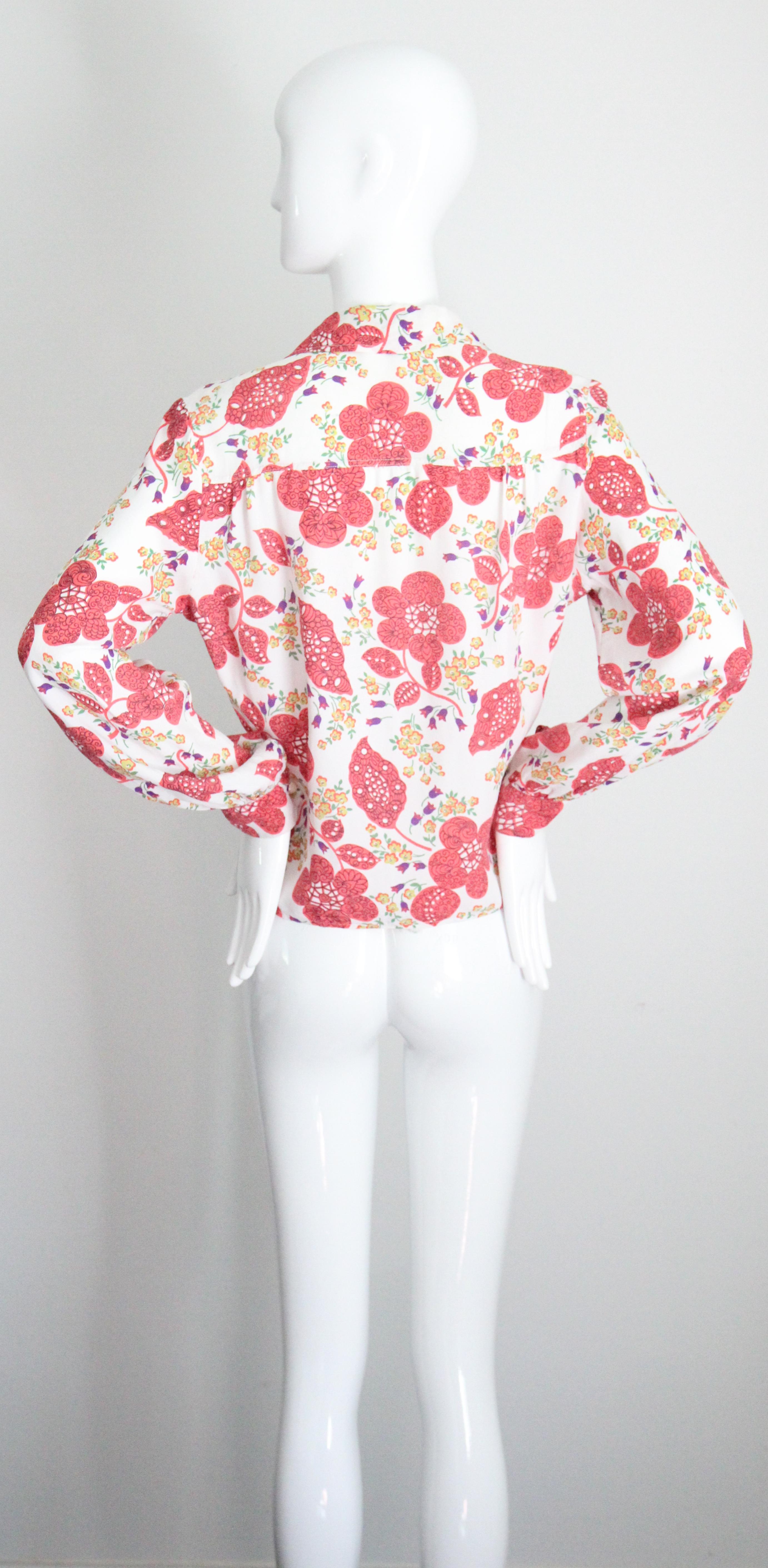 Vintage 1940er Koralle geblümte Bluse 1940er Jahre Blumenhemd UK 12-14 US 8-10 im Angebot 4