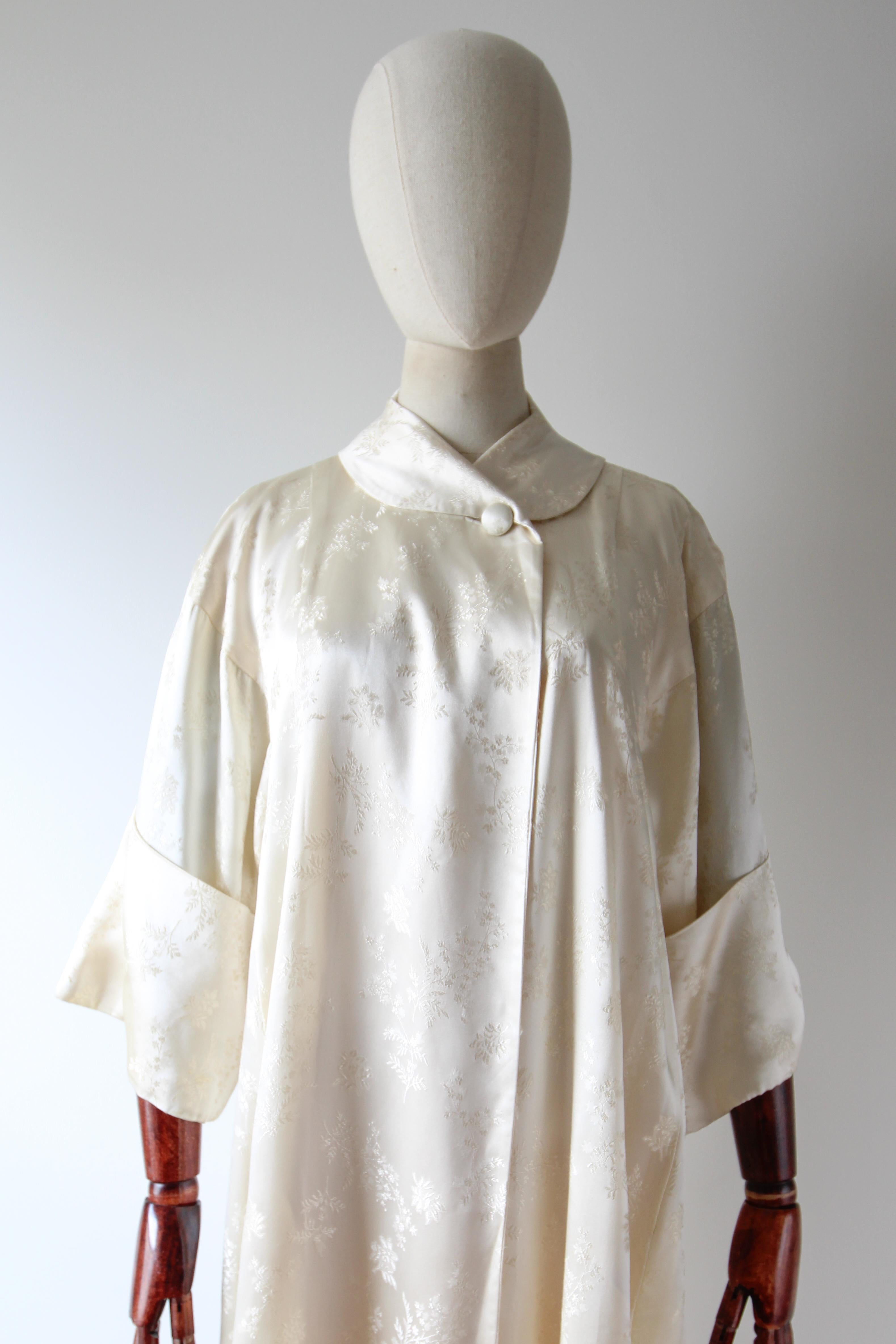 Beige Vintage 1940's Cream Satin Brocade Evening Coat Opera Coat UK 10-14 US 6-10 For Sale