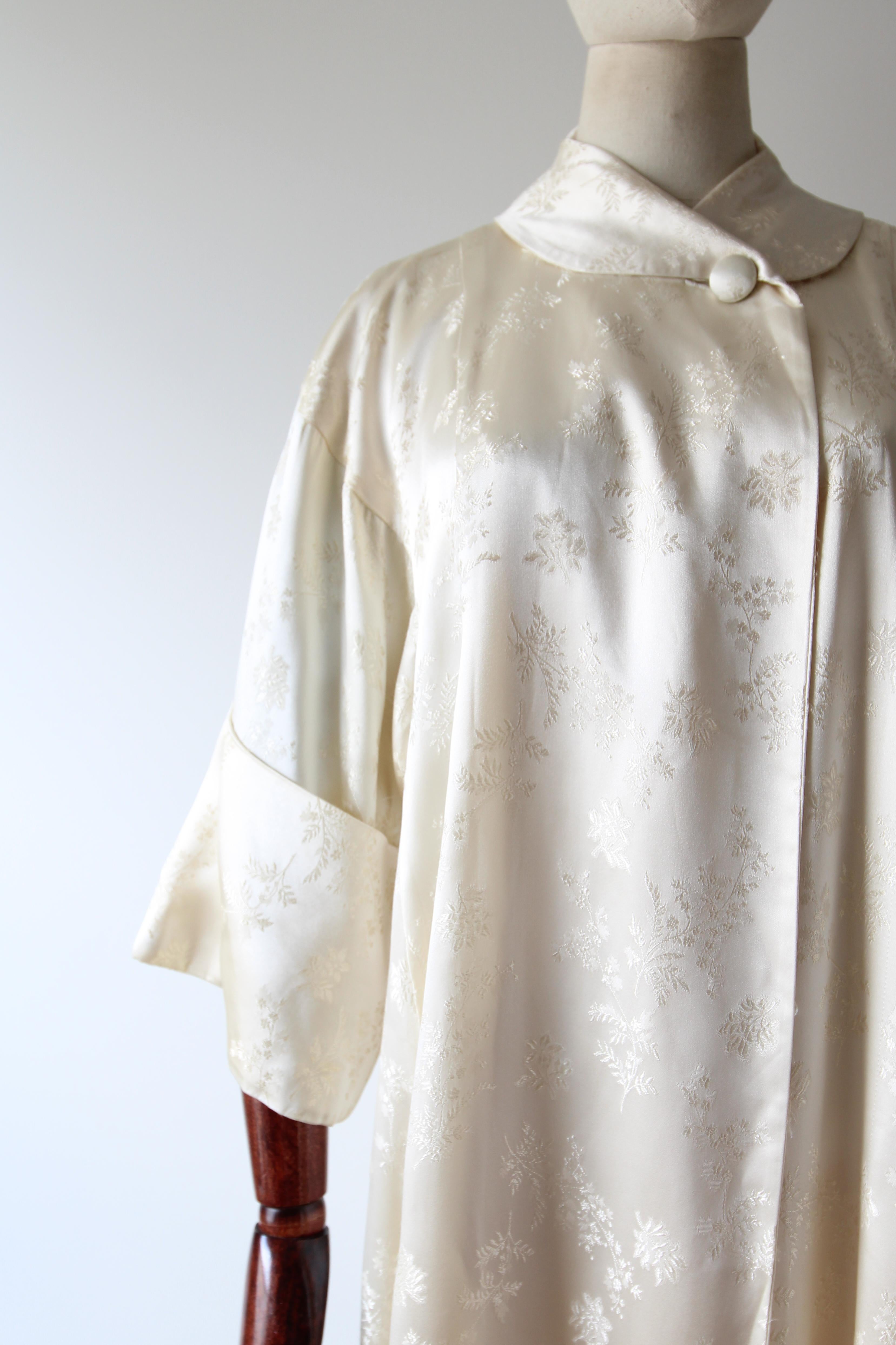 Vintage 1940's Cream Satin Brocade Evening Coat Opera Coat UK 10-14 US 6-10 In Good Condition For Sale In Cheltenham, GB