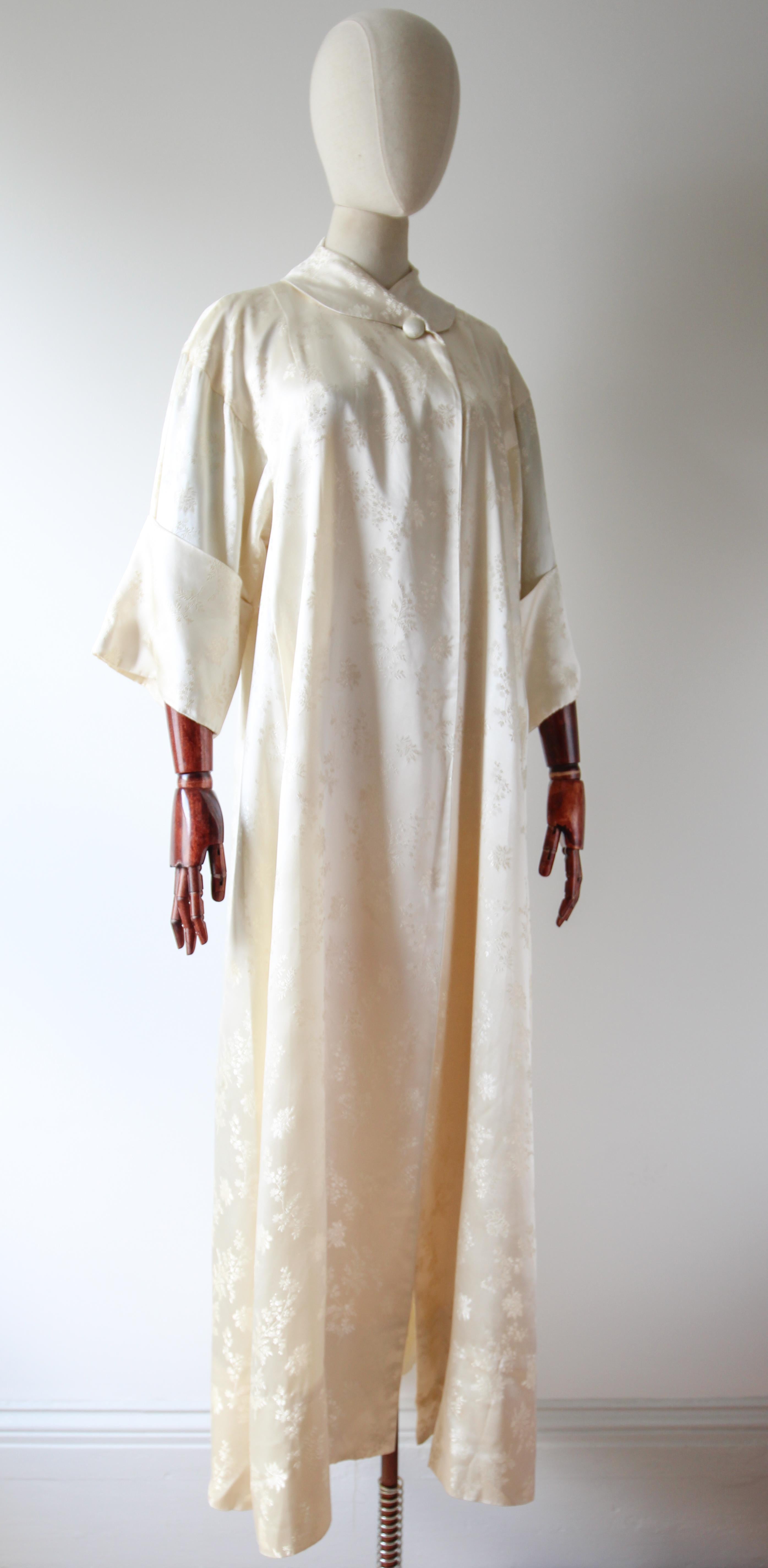 Women's Vintage 1940's Cream Satin Brocade Evening Coat Opera Coat UK 10-14 US 6-10 For Sale