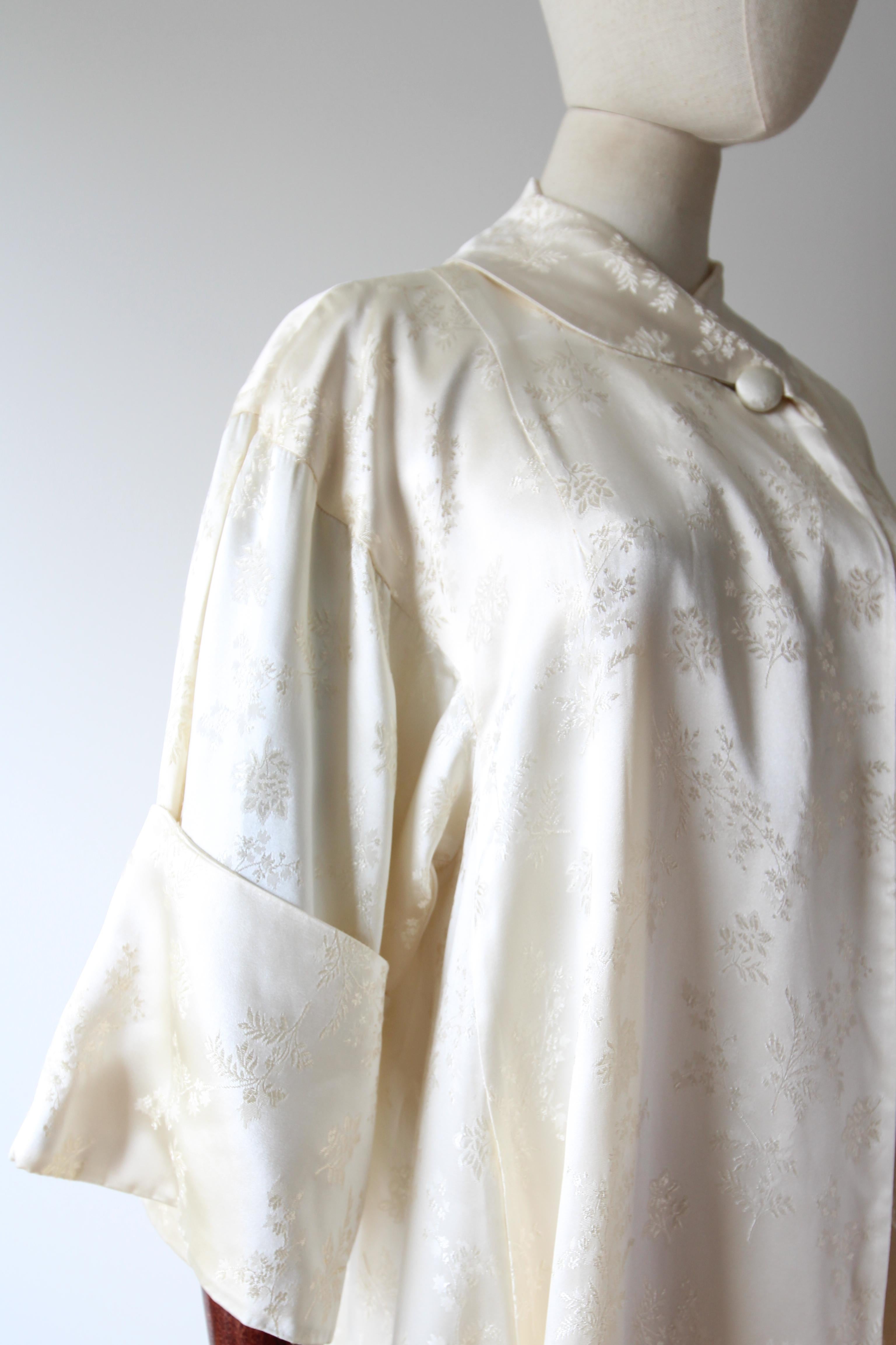 Vintage 1940's Cream Satin Brocade Evening Coat Opera Coat UK 10-14 US 6-10 For Sale 1