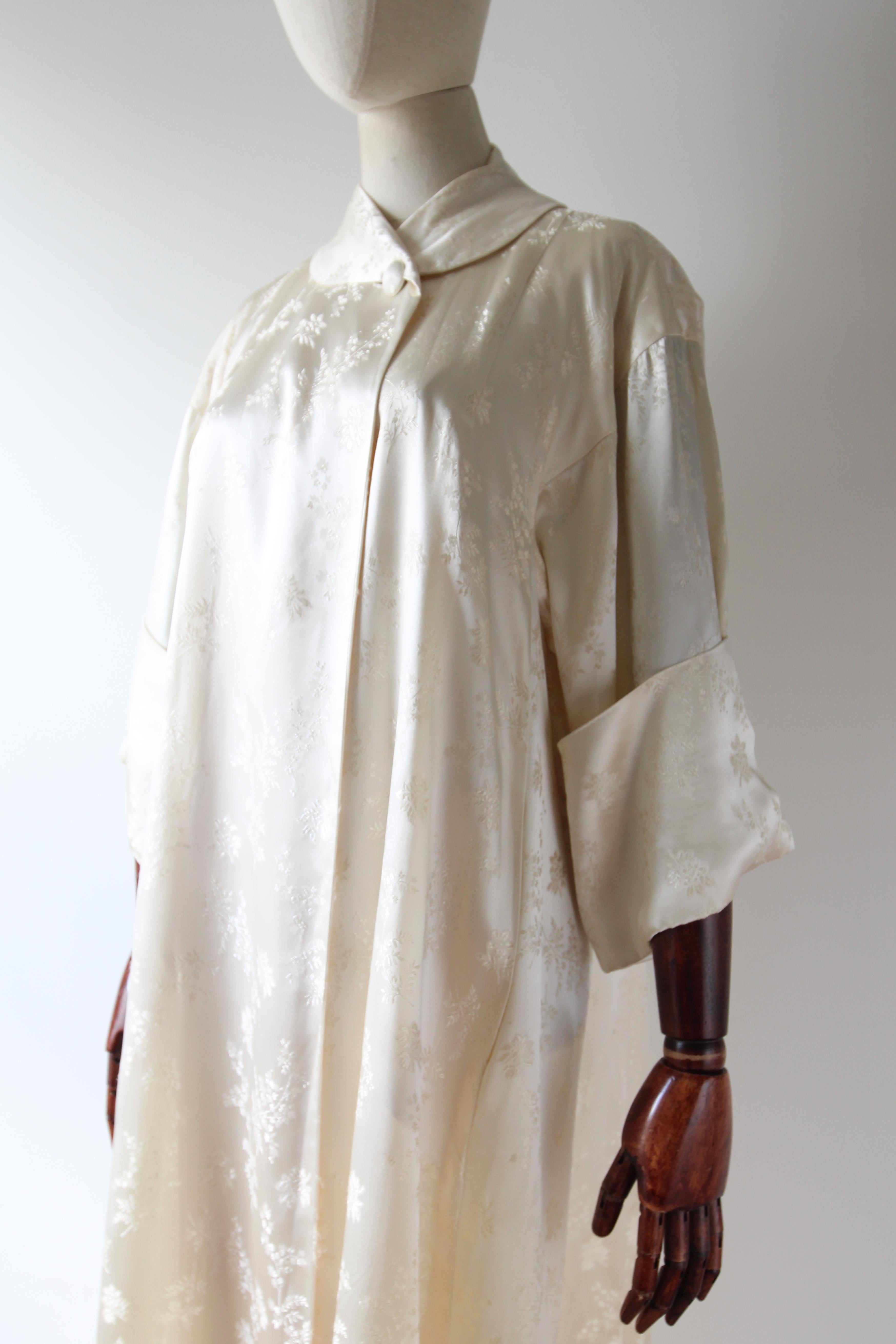 Vintage 1940's Cream Satin Brocade Evening Coat Opera Coat UK 10-14 US 6-10 For Sale 3