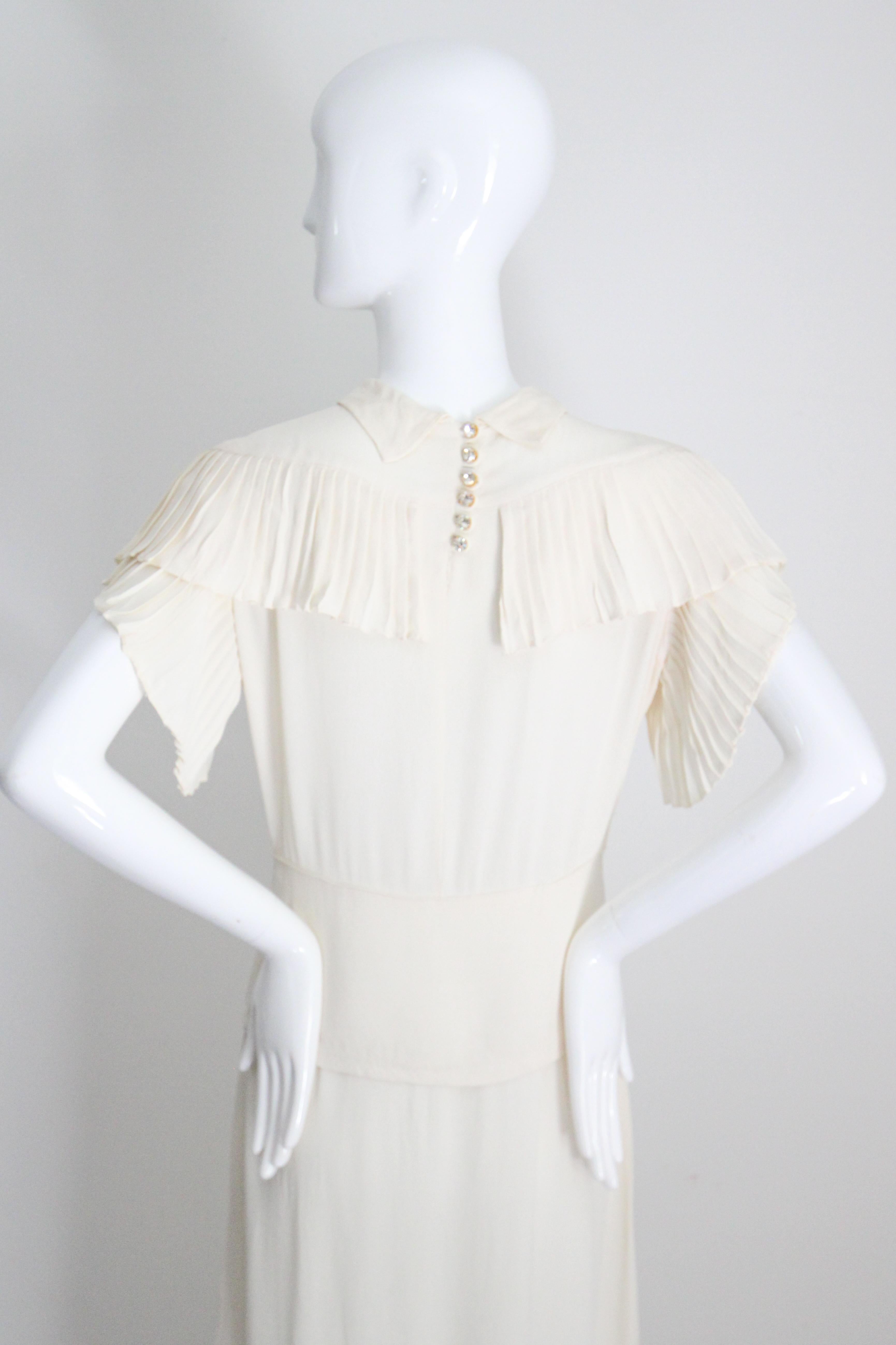 Vintage 1940 Crema Abito plissettato in seta 1940s Crema Abito con strass UK 10 US 6 In condizioni buone in vendita a Cheltenham, GB