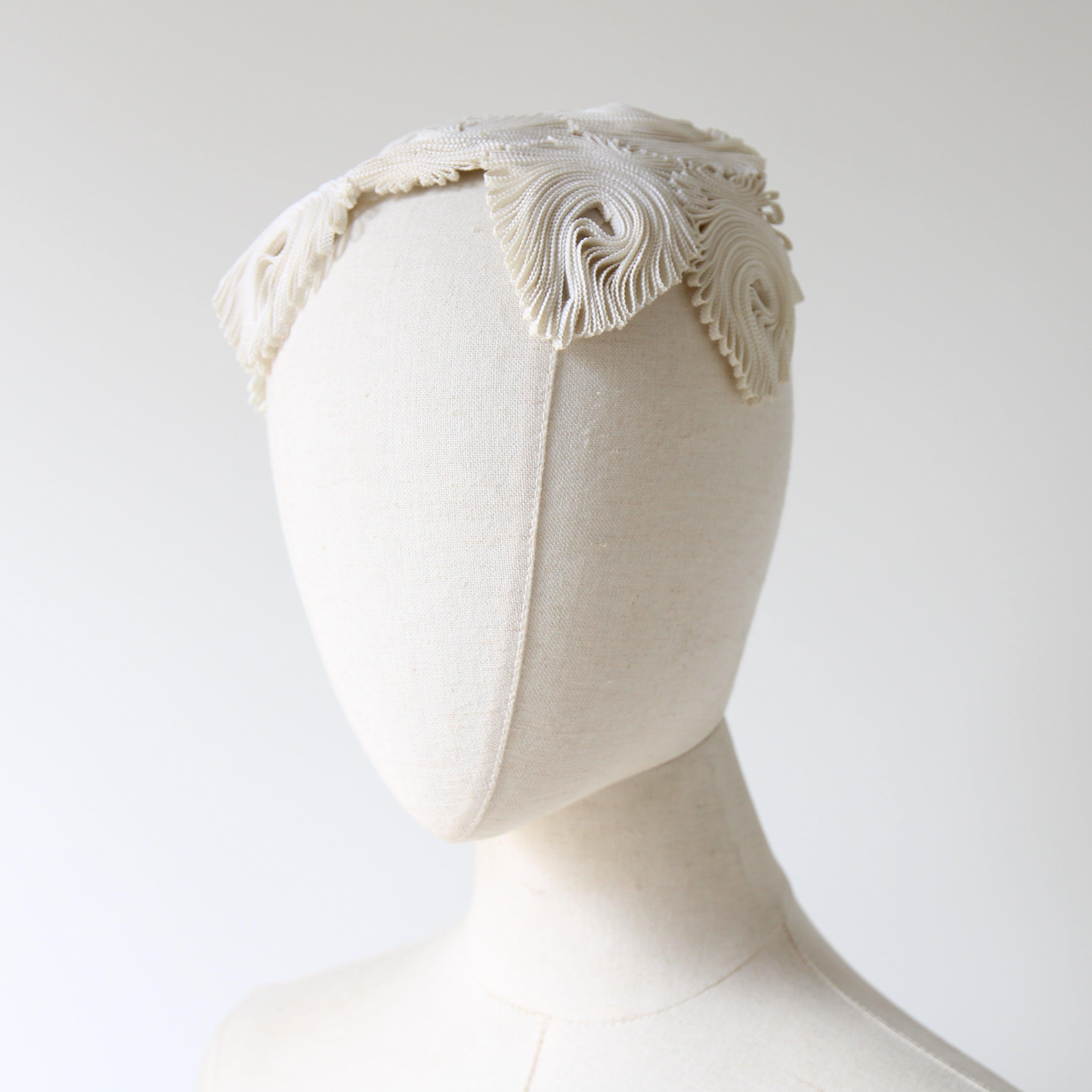 Vintage 1940's cream swirling braided percher hat original 1940's cream hat In Excellent Condition In Cheltenham, GB