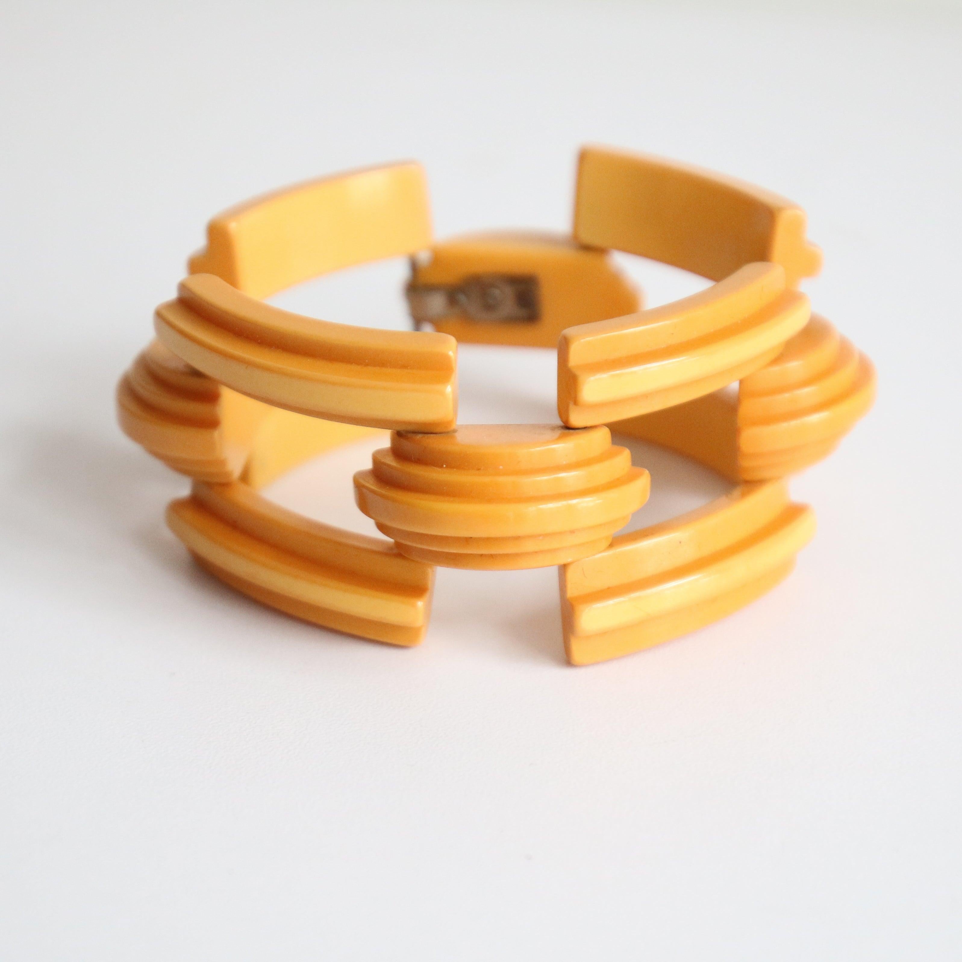 Vintage 1940's curved bakelite bracelet art deco yellow bakelite bangle In Good Condition For Sale In Cheltenham, GB