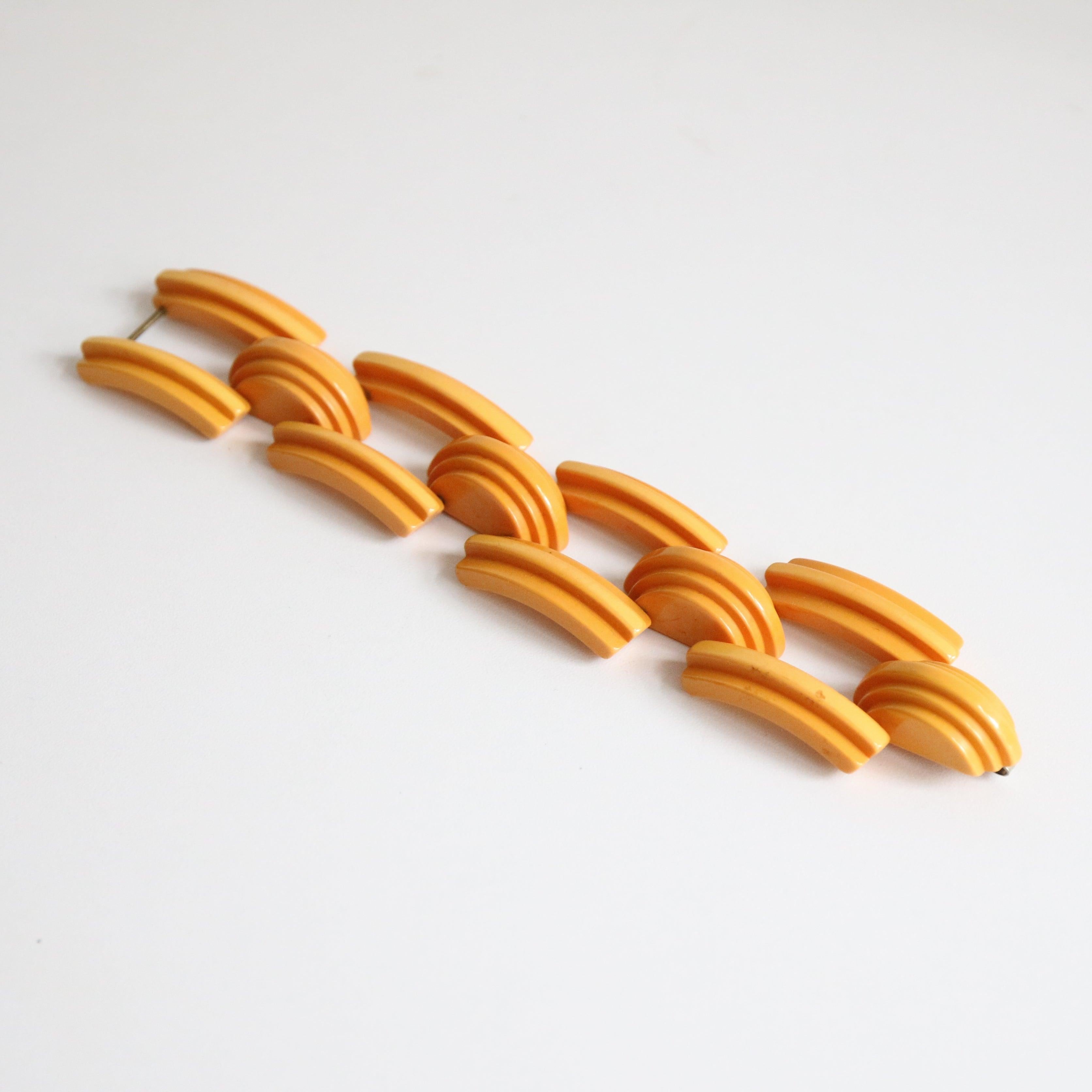 Vintage 1940's curved bakelite bracelet art deco yellow bakelite bangle For Sale 1