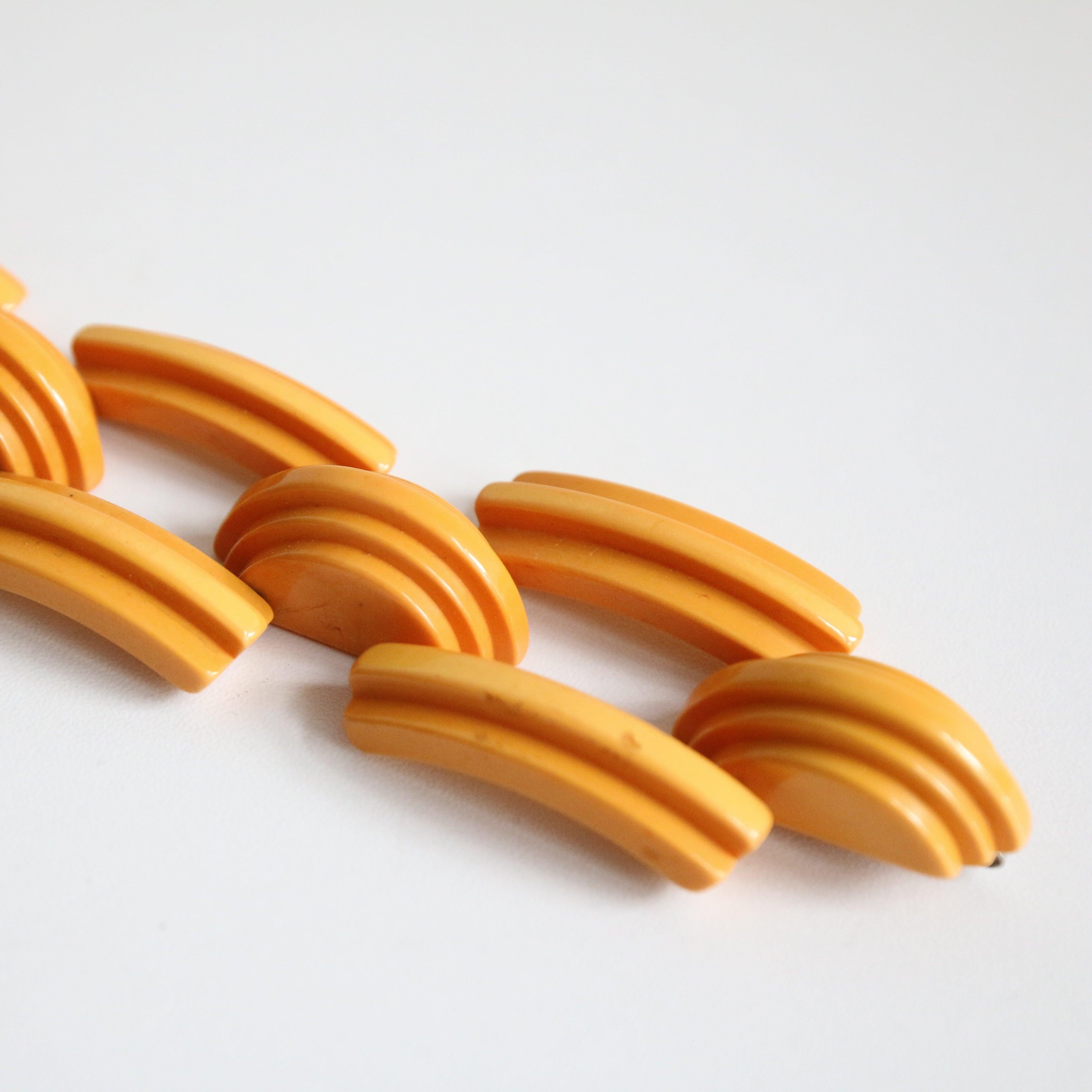 Vintage 1940's curved bakelite bracelet art deco yellow bakelite bangle For Sale 2