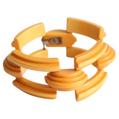Bracelet jonc art déco courbé en bakélite jaune, années 1940
